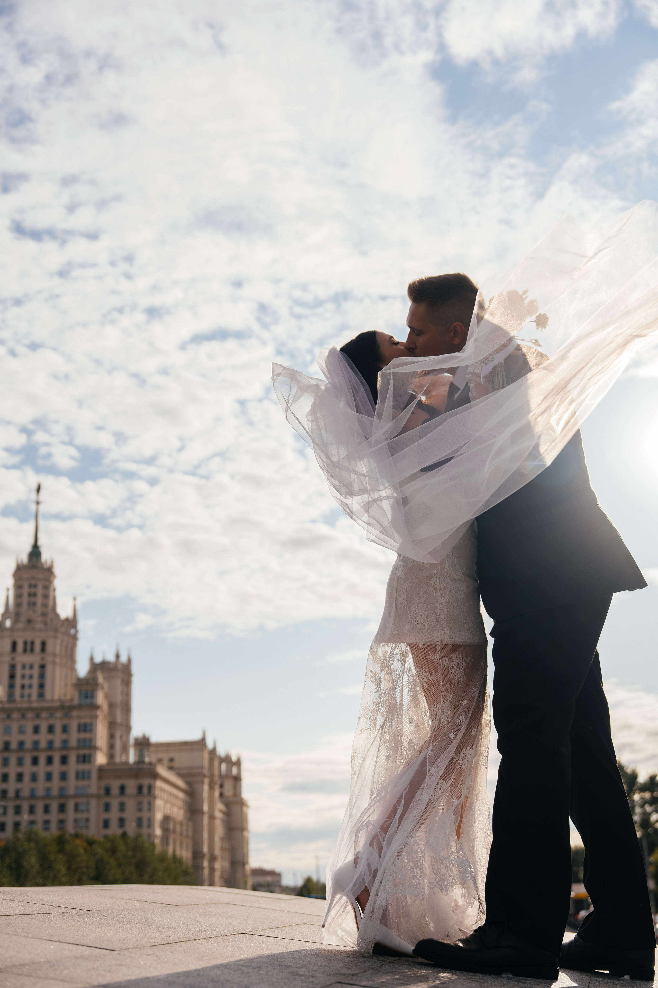 Свадебная фотосессия в Москве у высотки на Котельнической набережной. Свадебный фотограф в Москве Анна Полушина
