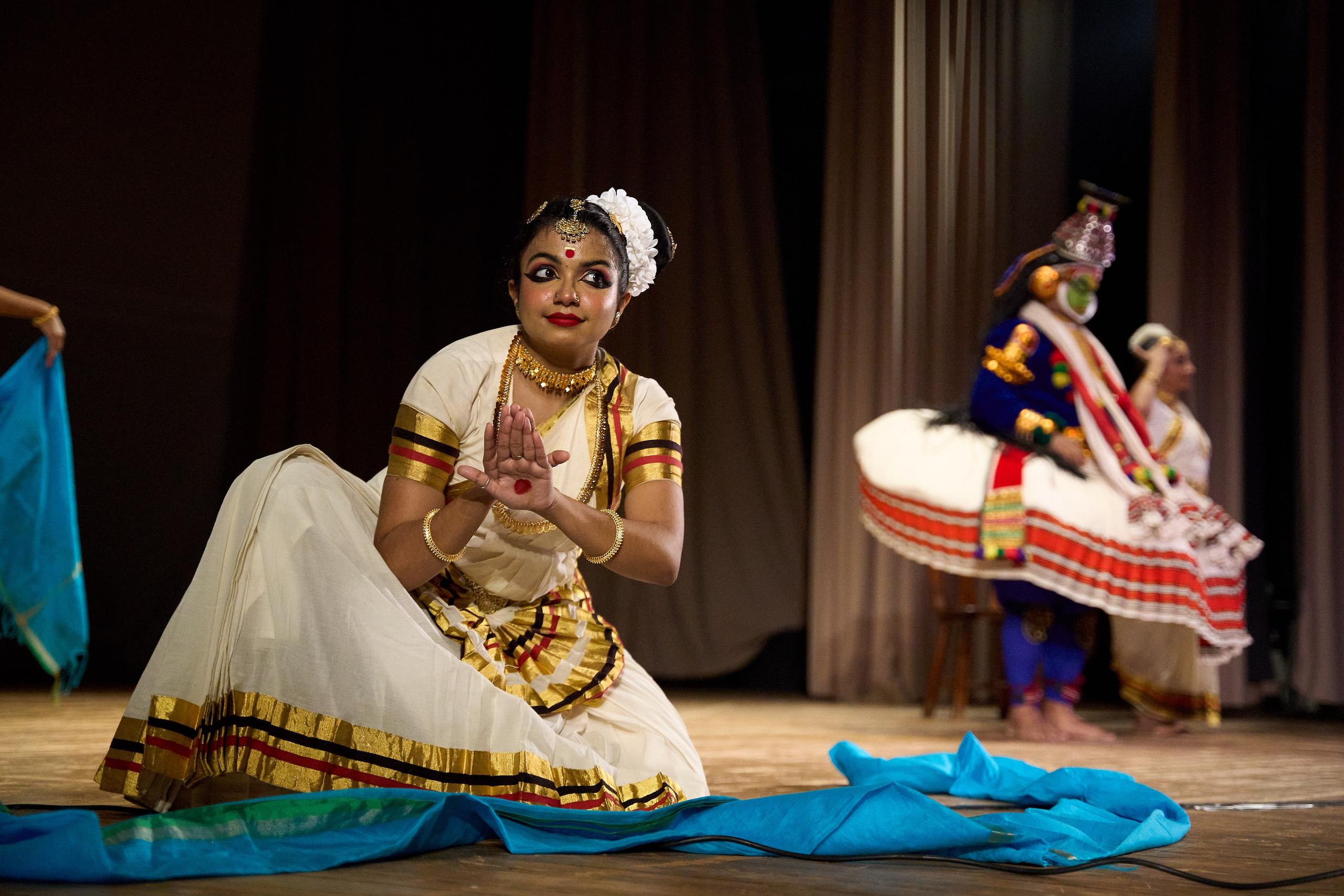 Храм Кришны в Москве. Мероприятие дням Индии в Москве 2024. Индийские танца. Танцовщица из Индии танцует на сцене храма Кришны.