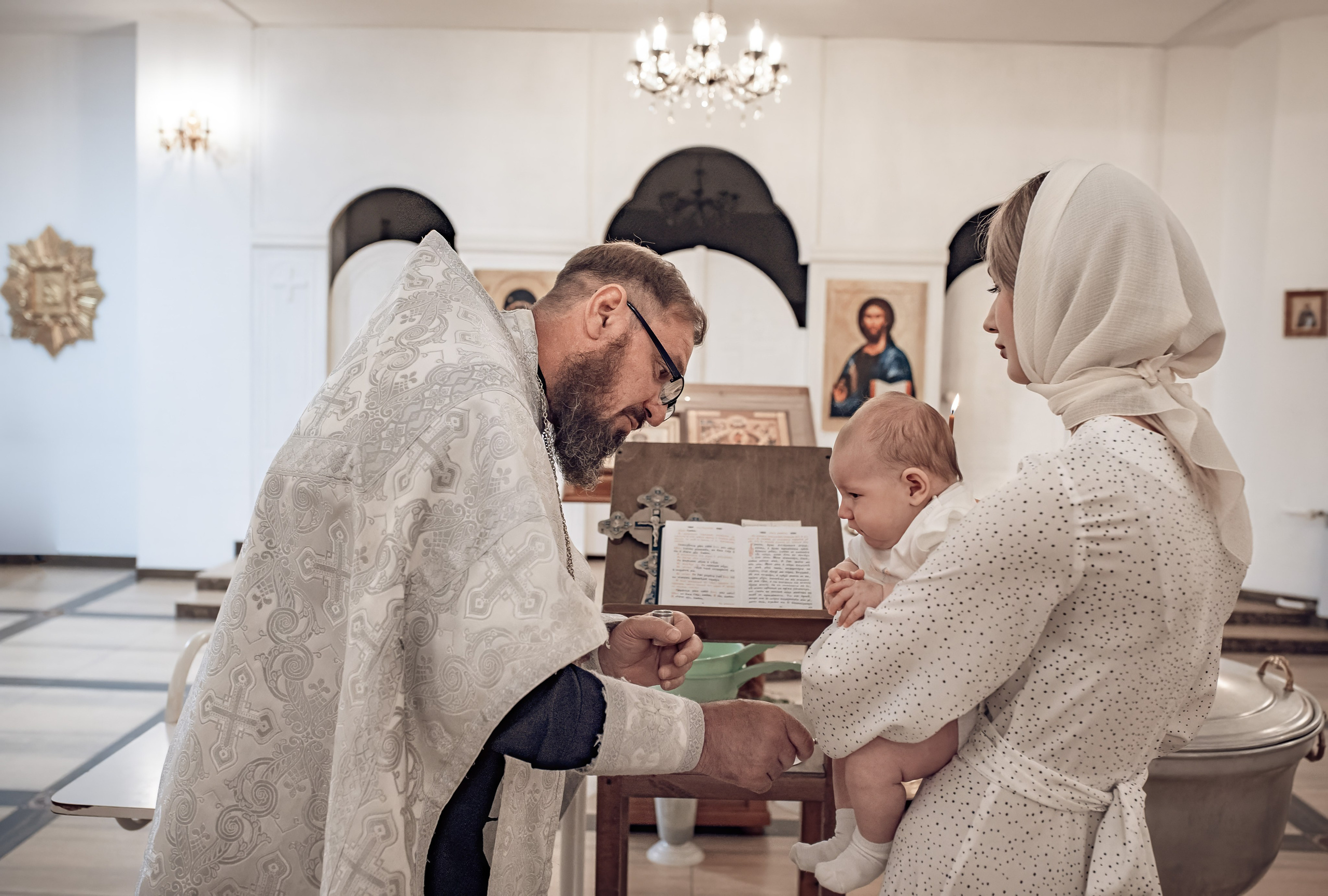 Крещение Василисы в храме исповедников и новомучеников Российских. Фотографы крещения/венчания  Красноярск Татьяна и Вячеслав Переваловы