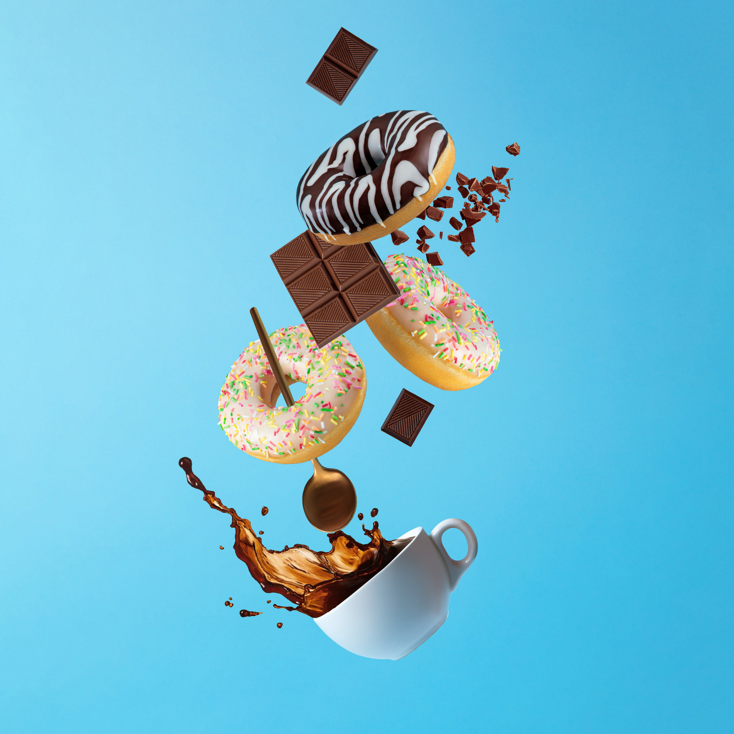 Сложно-составной компоуз из отдельно снятых элементов, собранный вручную. Кофе добавлен на пост-продакшне