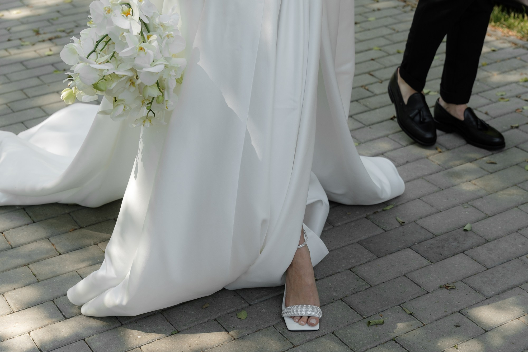 Черно-белая свадьба с вечерней церемонией под деревом. Свадебный фотограф Элли Федосеева