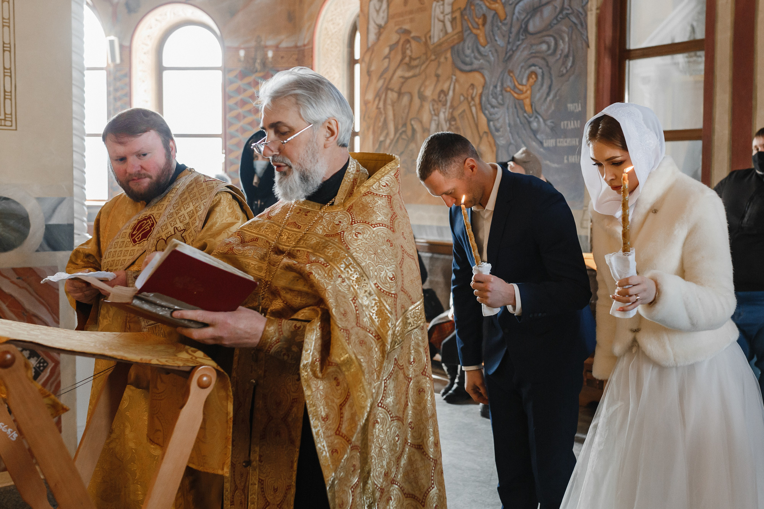 Профессиональный фотограф на таинство венчания в Москве и Московской области. Свадебный фотограф в Москве Мария Крош