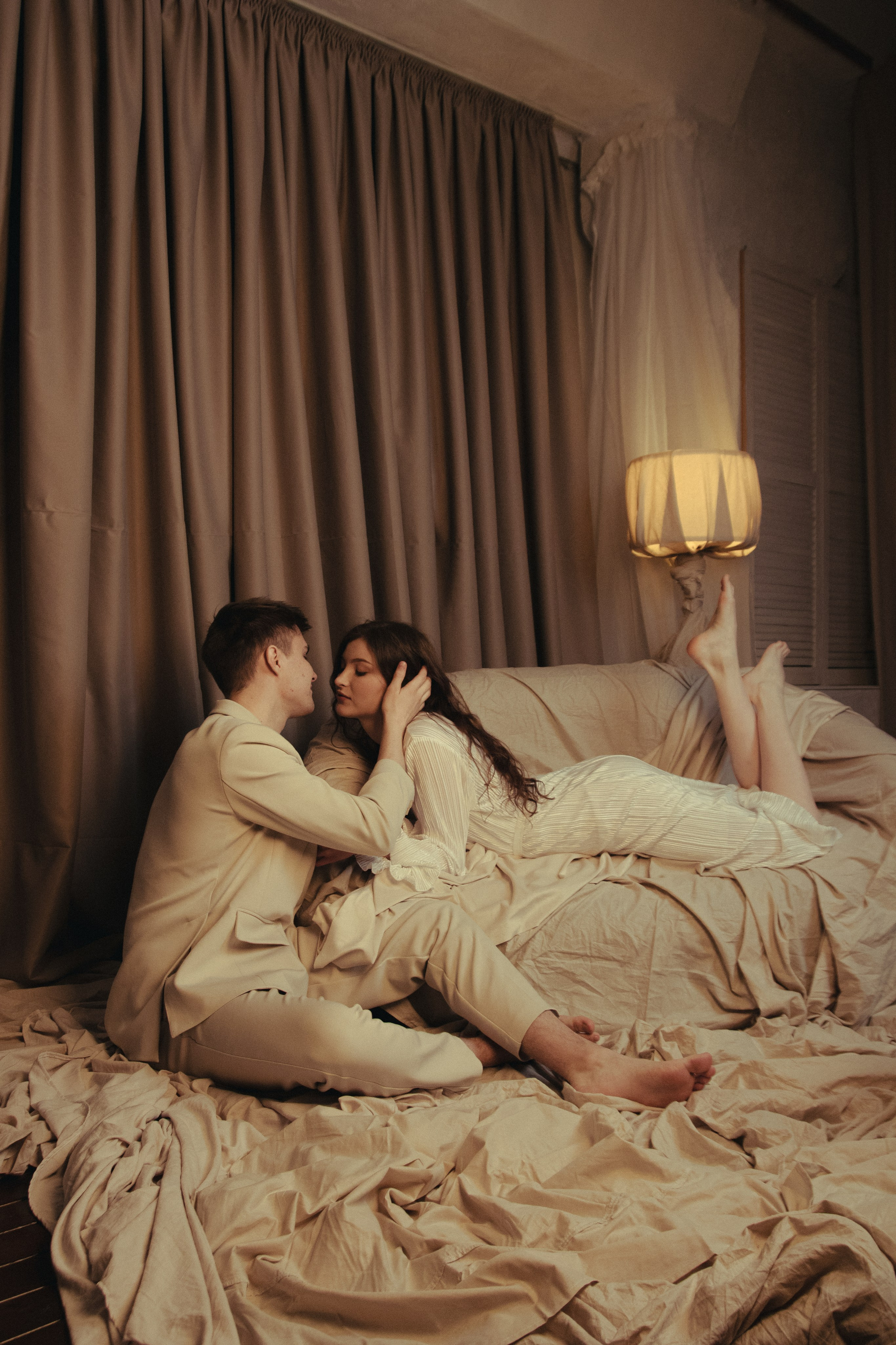 фотосессия девушки с парнем в комнате из занавесок love story 