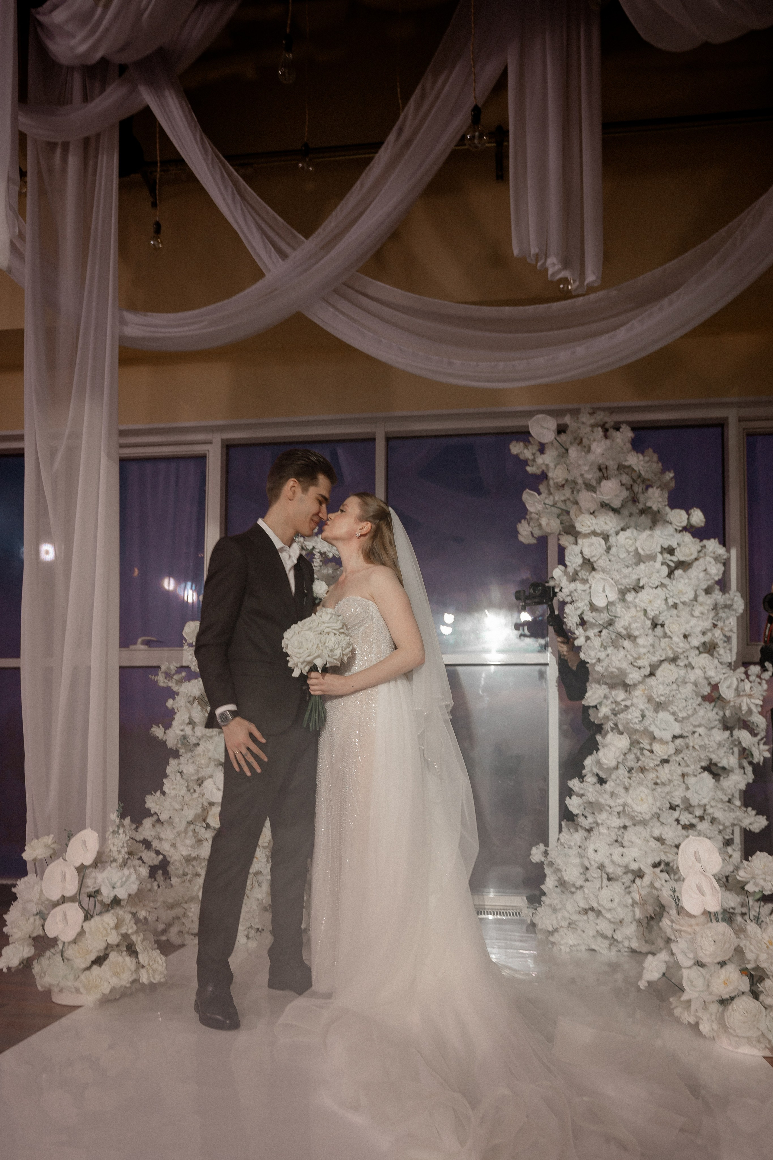 СВАДЕБНАЯ СЬЕМКА СБОРОВ В ОТЕЛЕ И ВЫЕЗД НА ЦЕРЕМОНИЮ (СНЯТО В СИБИРЕ В НИЖНЕВАРТОВСКЕ). Профессиональный фотограф, Санкт-Петербург — Виктория Богомолова