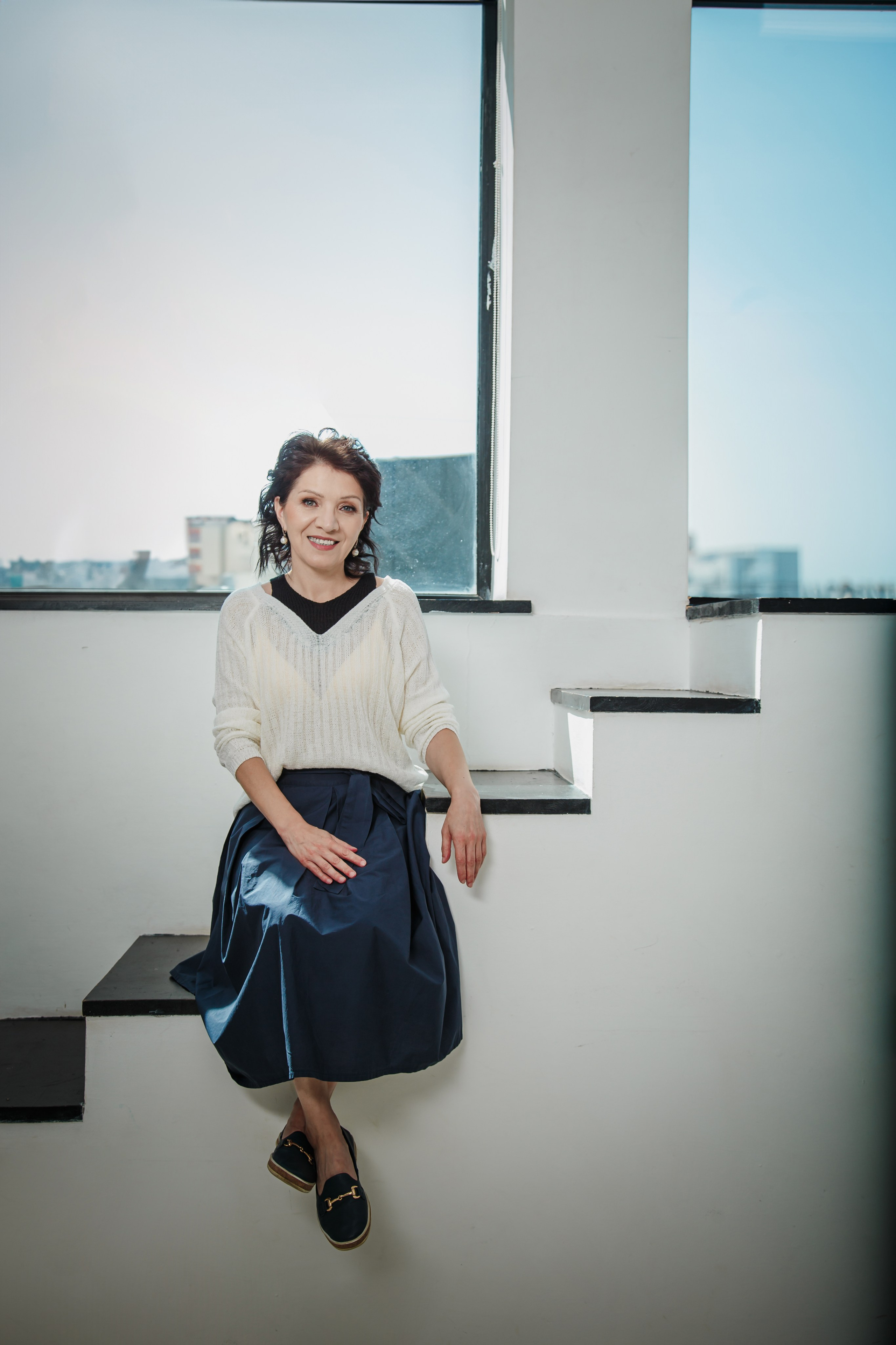 Женский коуч в светлой студии — брендовая фотосессия в Москве, Портрет женского коуча в деловом образе — фотосессия для личного бренда, Фотосессия для эксперта в офисной локации студии Москва, Женский коуч в повседневном образе — контент для соцсетей, Профессиональный бренд-фотограф в Москве — женский коуч, Образ женского коуча для сайта и продвижения в соцсетях, Разнообразные образы на брендовой фотосессии для эксперта, Светлая студия с офисными локациями — фотосессия для коуча, брендовая фотосессия для эксперта, фотосессия для женского коуча, бренд-фотограф Москва, фотосессия личный бренд, фотосессия для сайта, фотосессия для соцсетей, фотосессия для продвижения, фотосессия в студии Москва, фотосессия для эксперта Москва, профессиональная фотосессия для коуча. Катерина Сысуева, Рина Сысуева, rina_sphoto