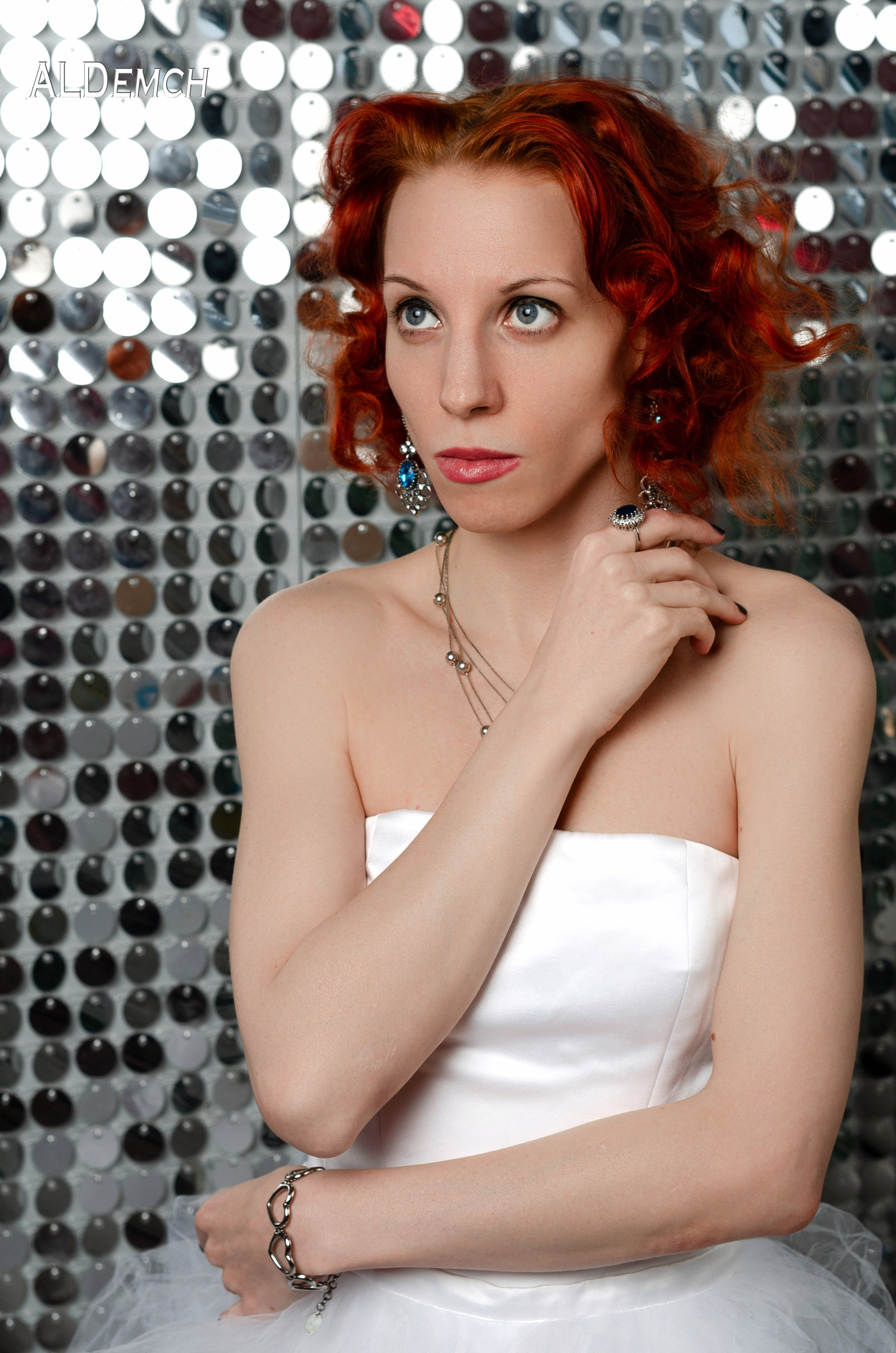 Фотосессия девушки в свадебном платье в фотостудии в Москве