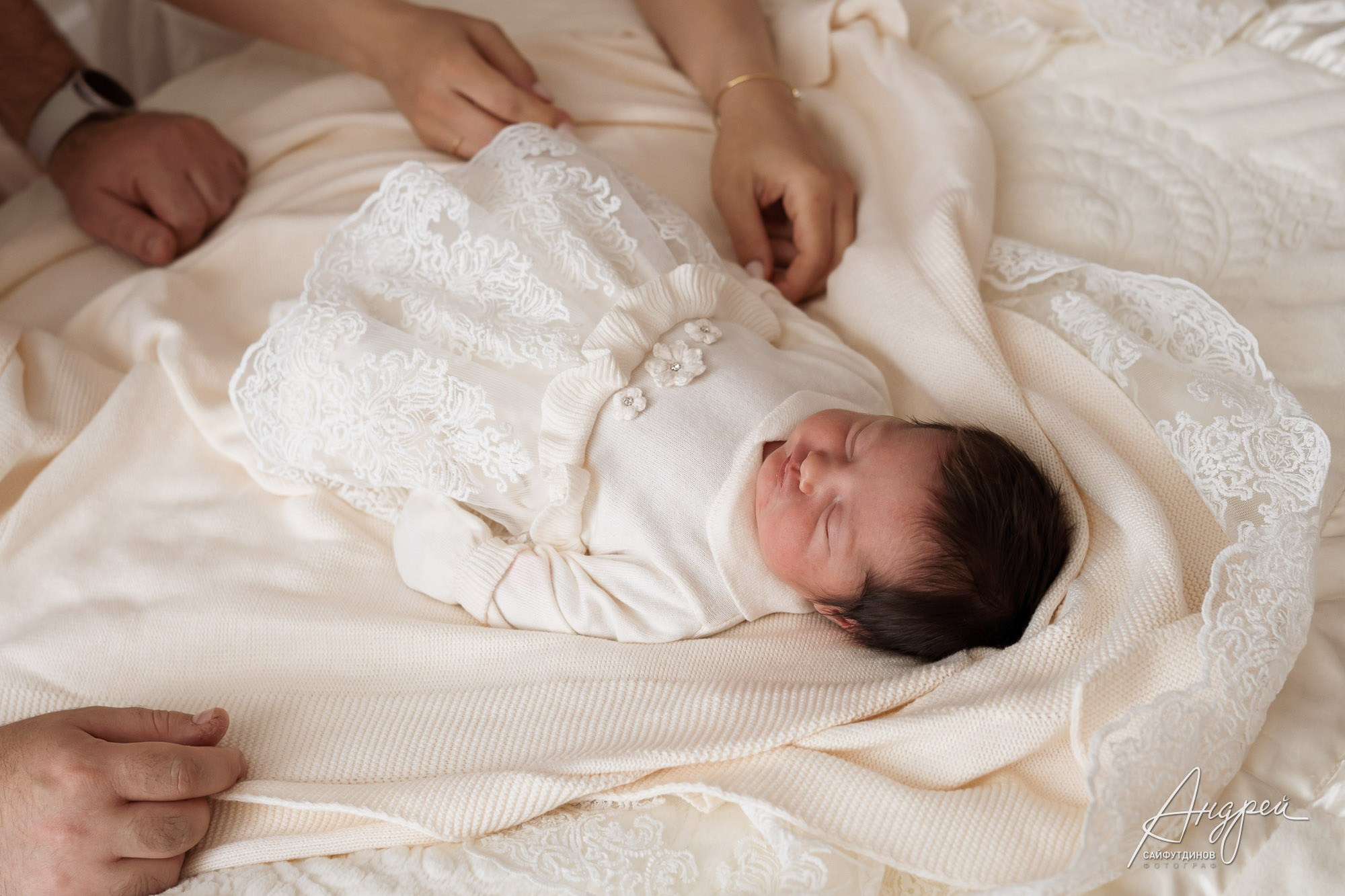 Родители распеленовывают новорожденную дочку дома в день выписки из роддома, Ростов-на-Дону, семейная фотосессия.