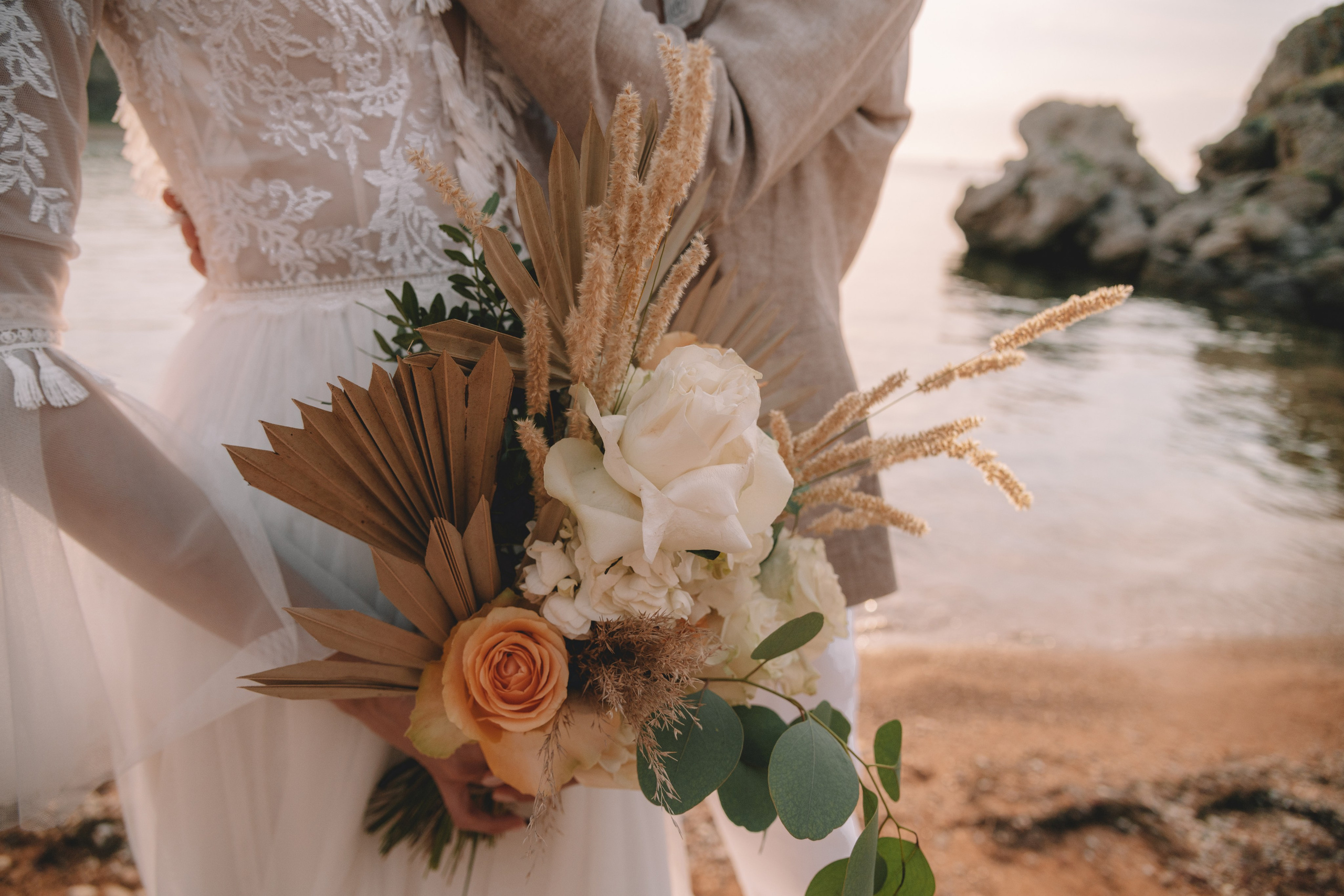 Свадебная фотосессия в Щелкино ,Бухта Космонавтов. Выездная церемония на берегу моря Крым. Свадебный и семейный фотограф и видеограф, Крым, Москва, Санкт -Петербург