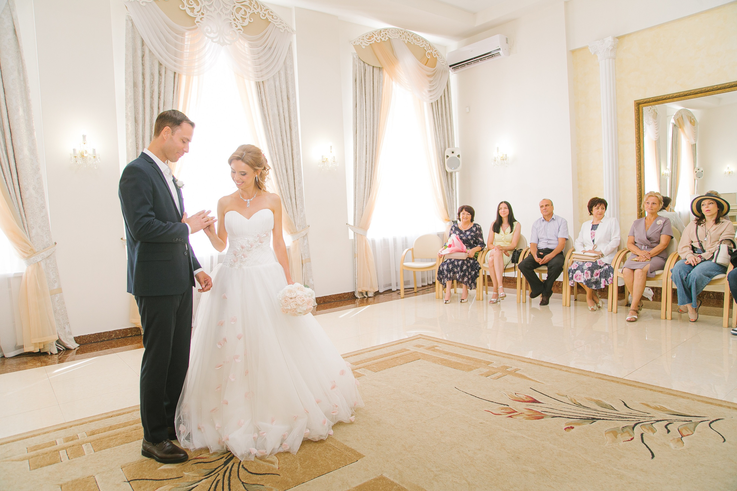 Свадебная прогулка в Ярославле. Свадебный и репортажный фотограф в Ярославле и Санкт-Петербурге Роман Микрюков