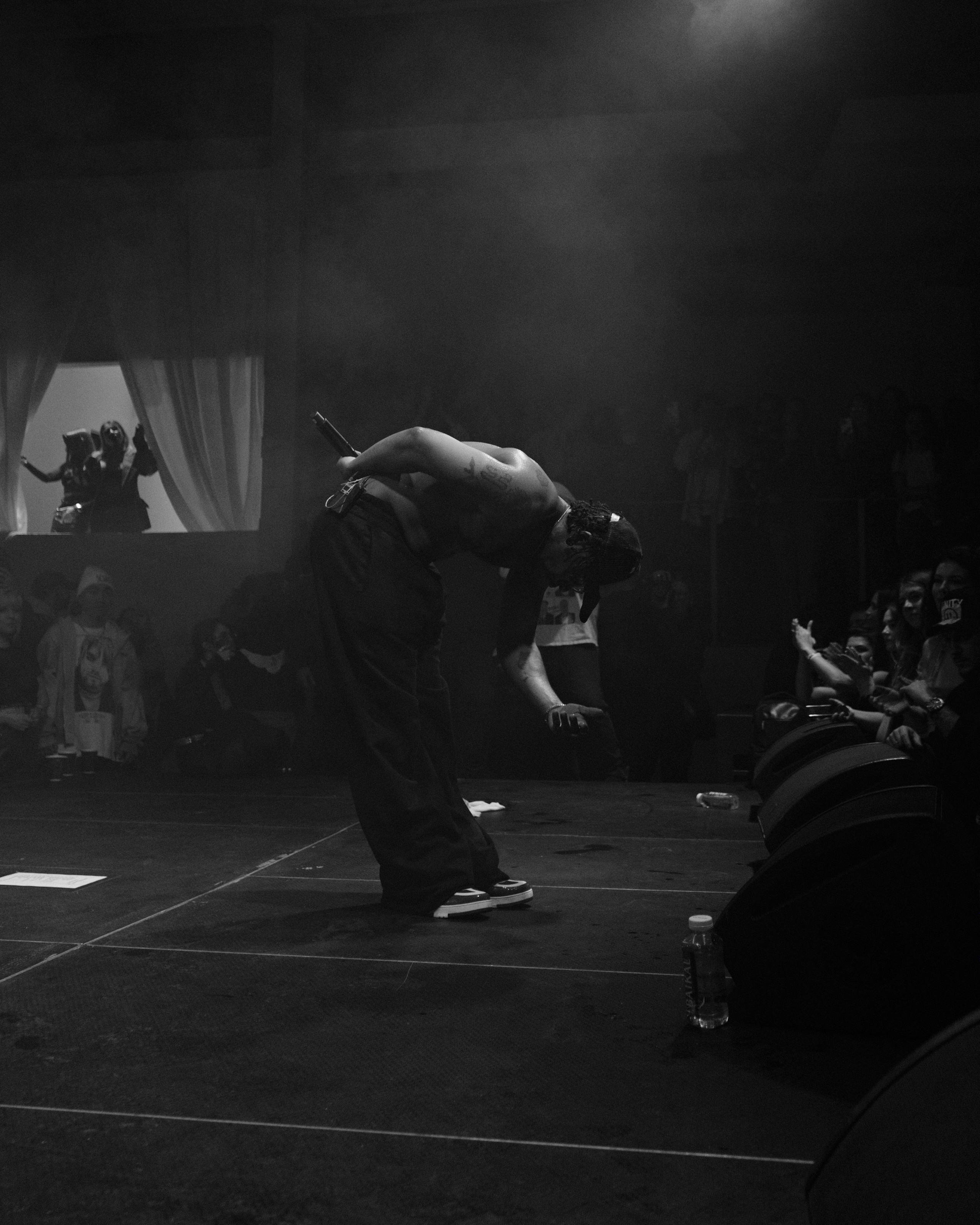 Azizi Gibson. NOIZOMAX Художественный фотограф в Дубай