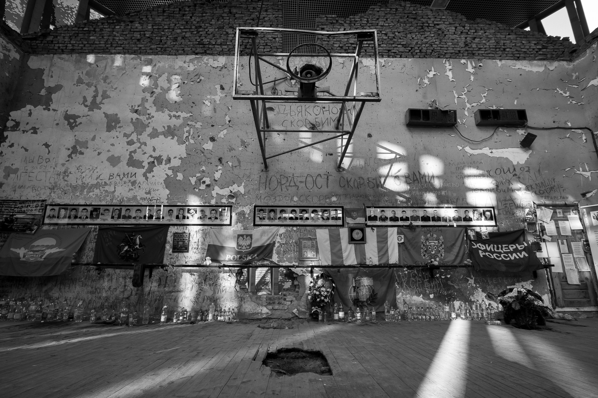 Школа № 1, г. Беслан. Была захвачена террористами 1 сентября 2004 года. Фотограф Алексей Скоробогатько