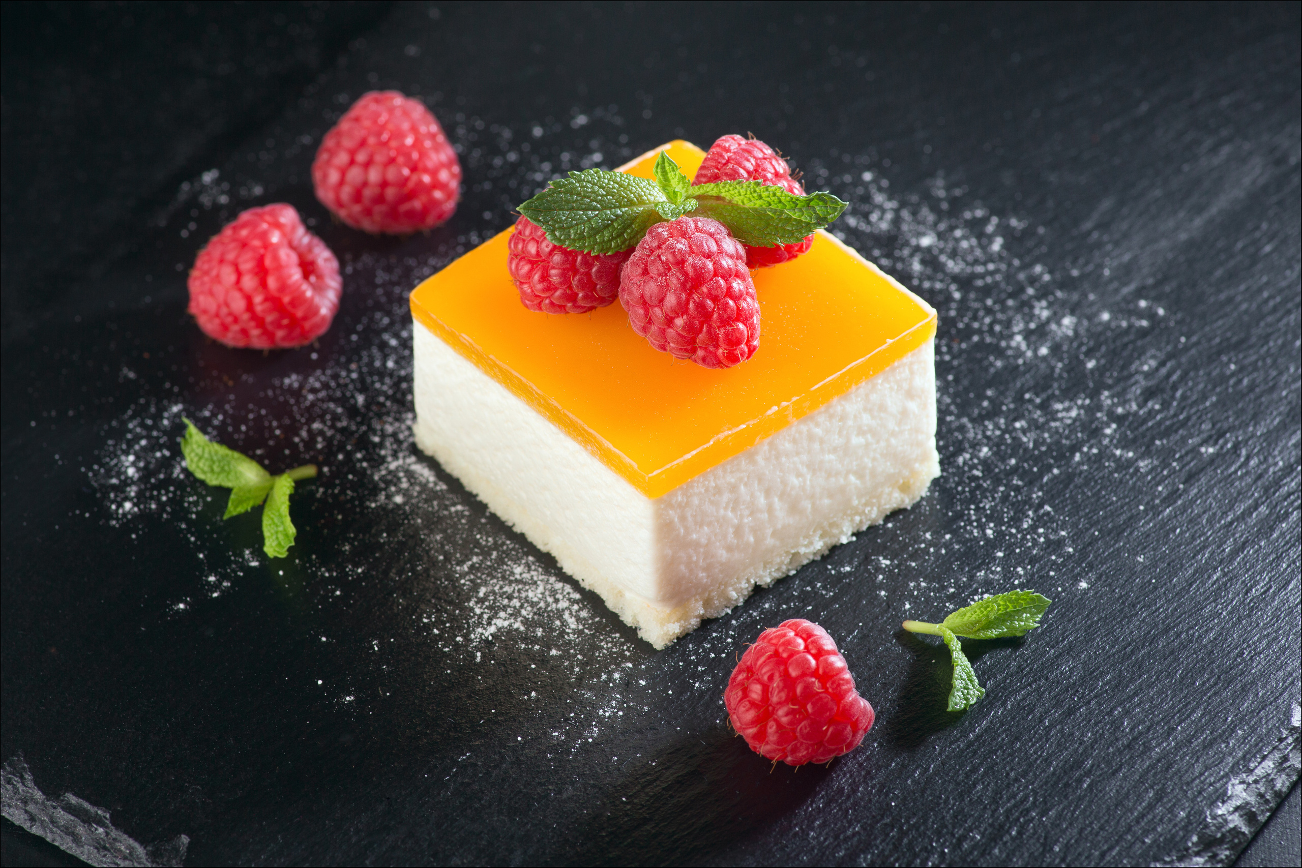 Фотография полезного десерта со свежими ягодами