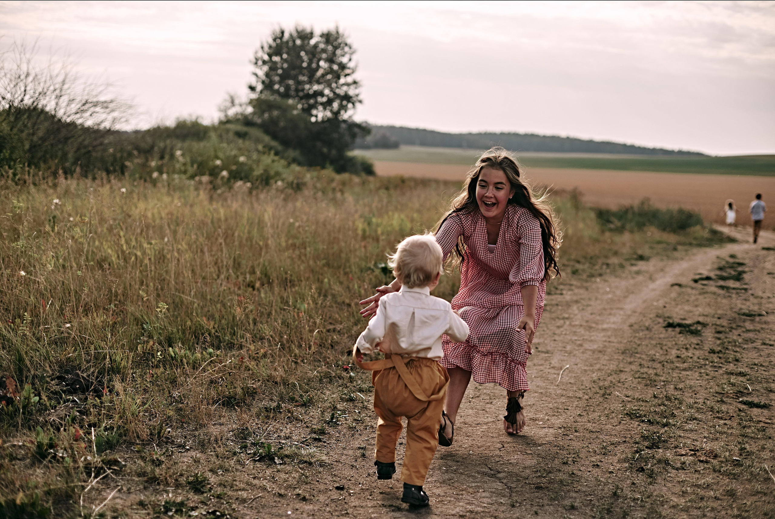 Большая семейная съемка в поле. Главная