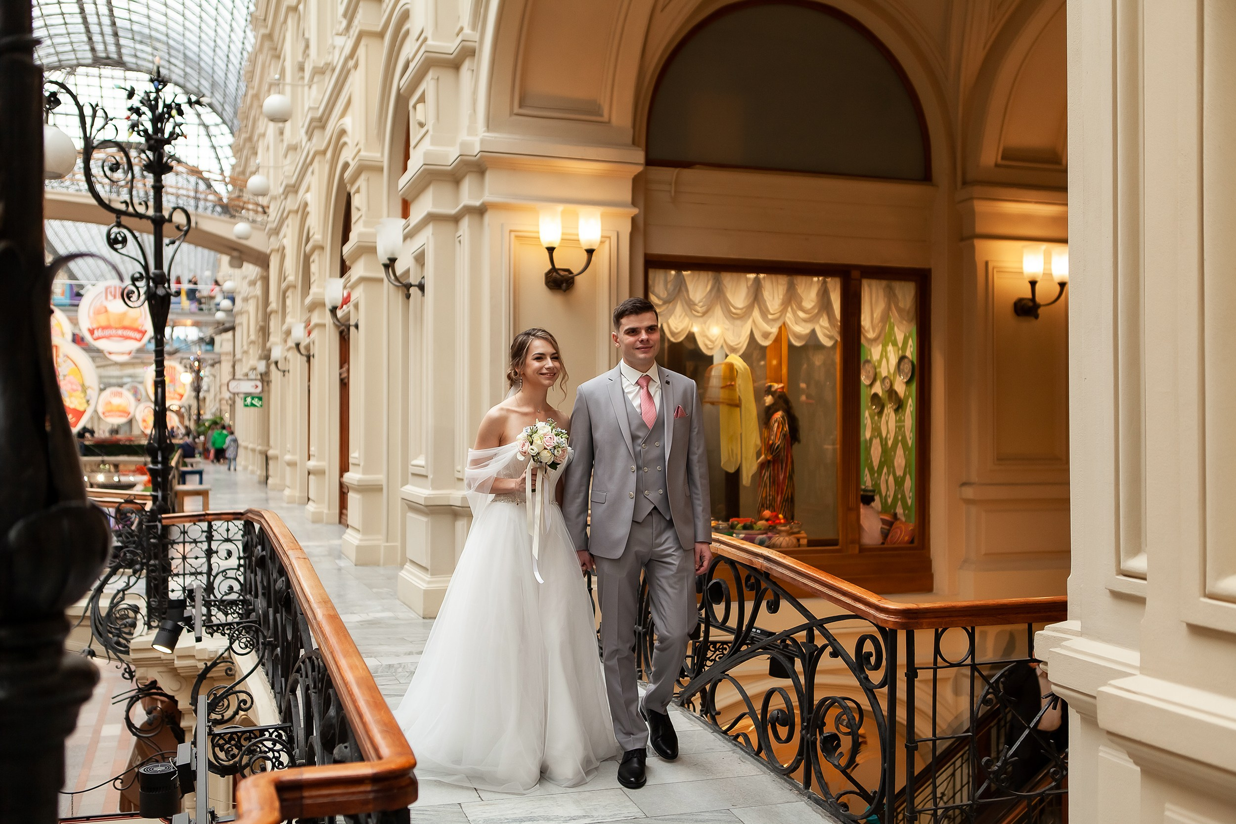 Свадебная фотосессия пары в ГУМе