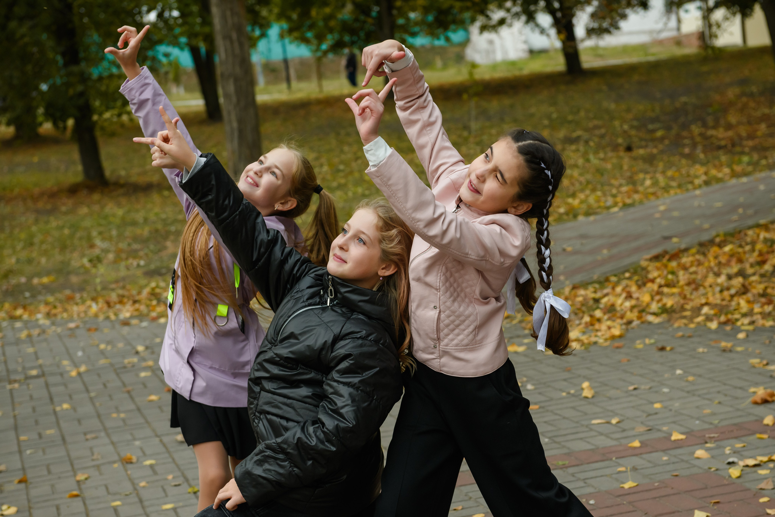 Четвероклассники позируют для школьного альбома. Выпускные альбомы в Курске