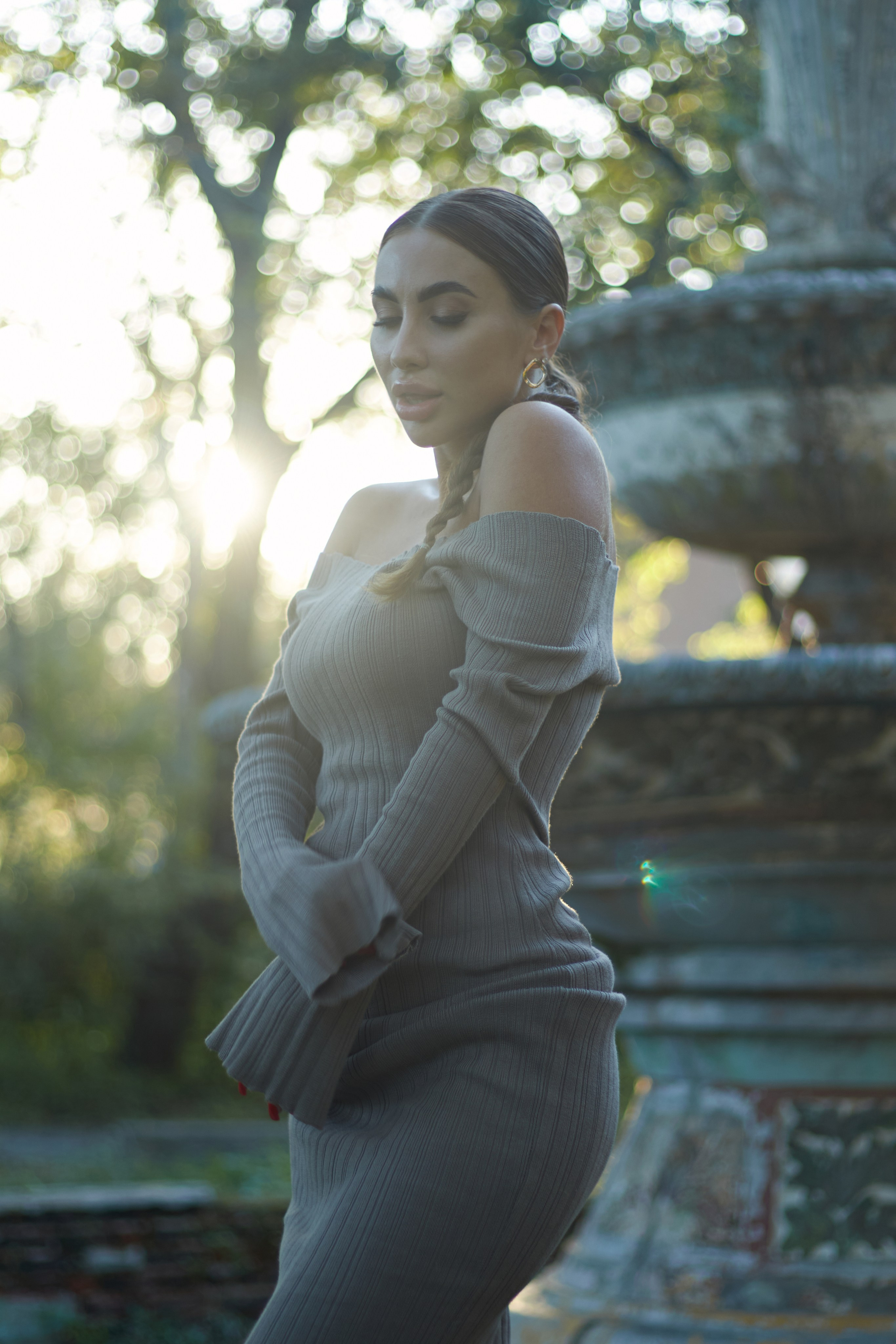 девушка возле фонтана