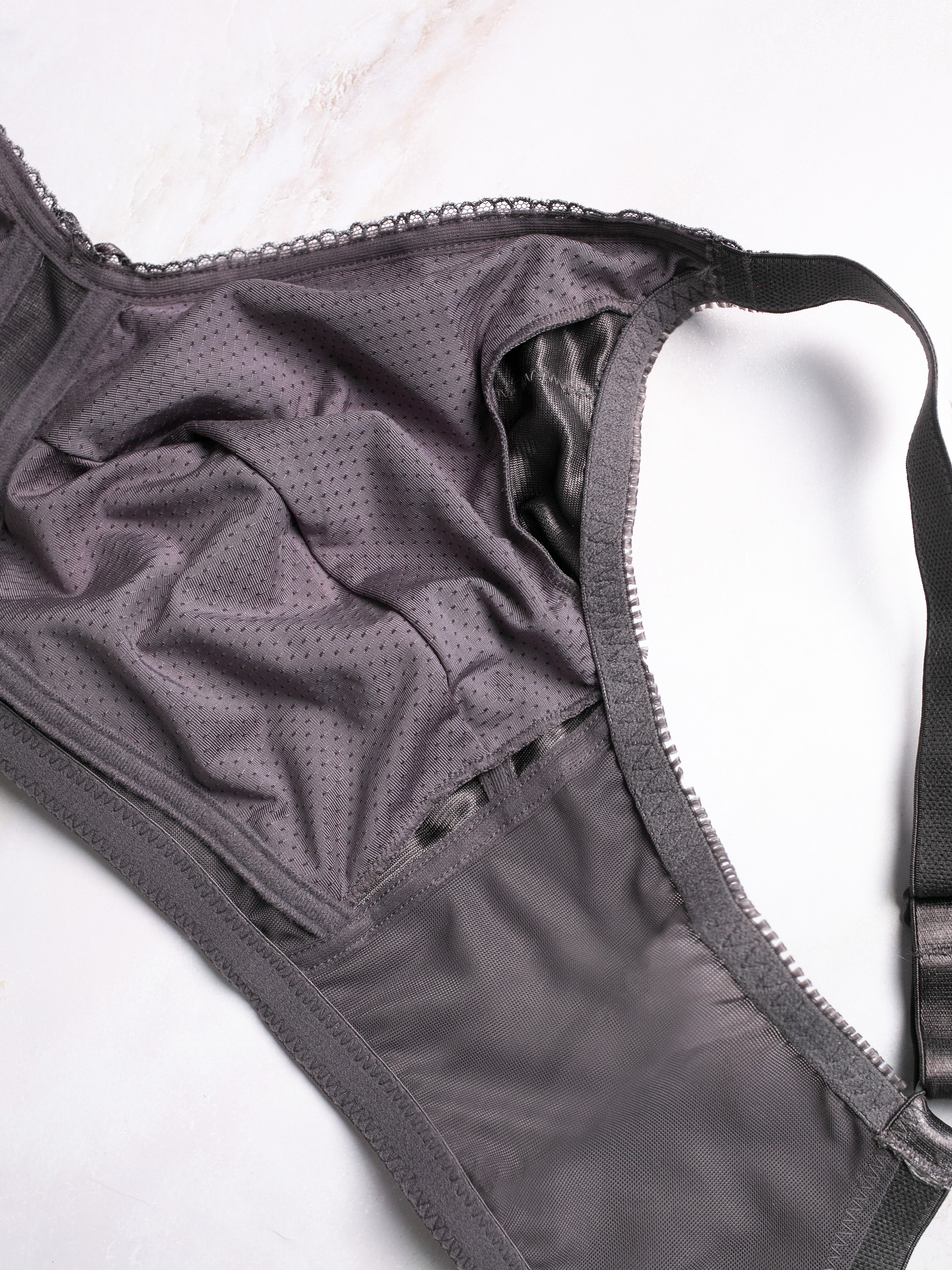 Ортопедическое нижнее бельё на модели, на сером фоне. Предметная, рекламная фотосъёмка в Орле. Предметный фотограф в Орле