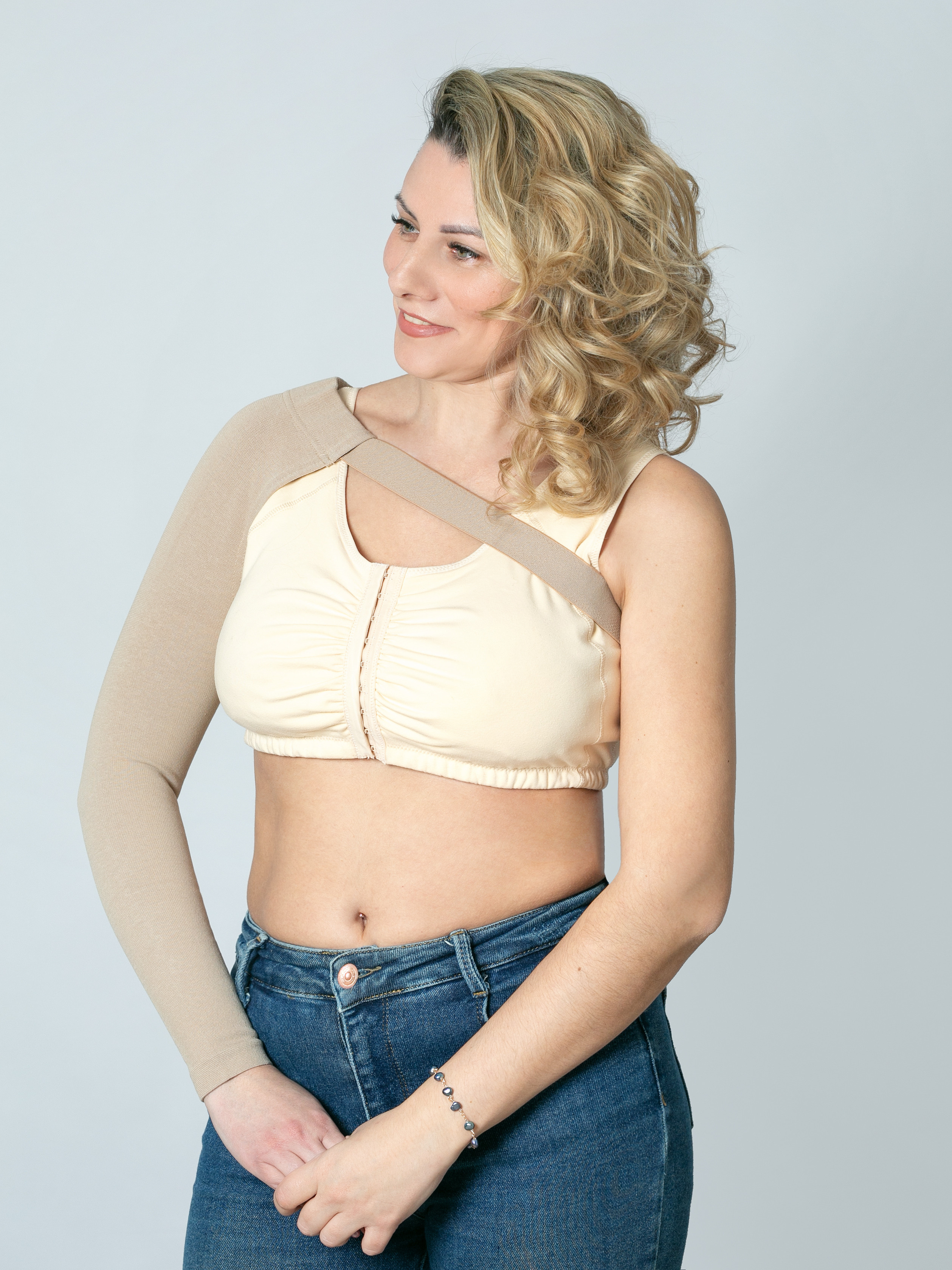 Ортопедическое нижнее бельё на модели, на сером фоне. Предметная, рекламная фотосъёмка в Орле. Предметный фотограф в Орле