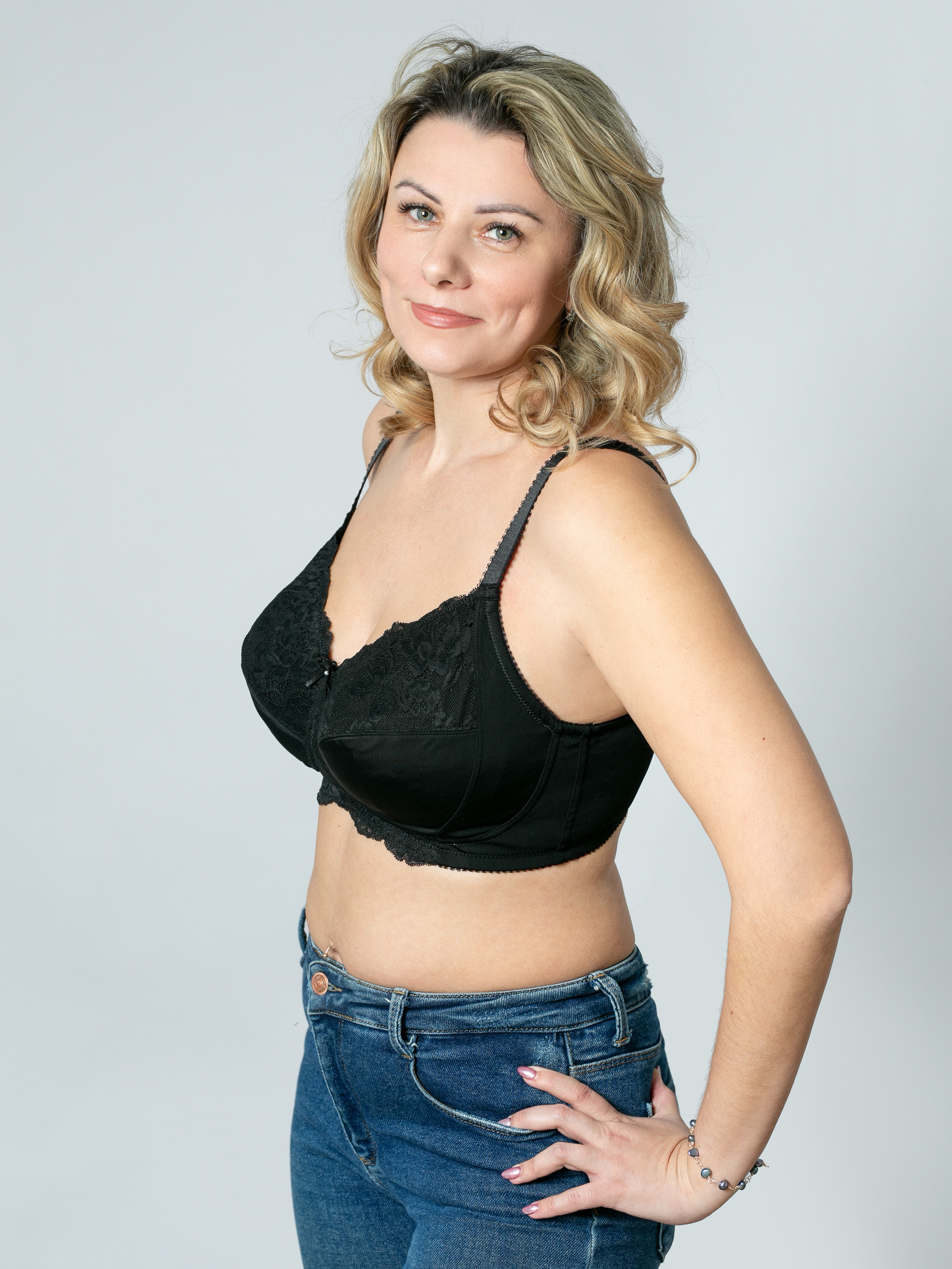 Ортопедическое нижнее бельё на модели, на сером фоне. Предметная, рекламная фотосъёмка в Орле. Предметный фотограф в Орле