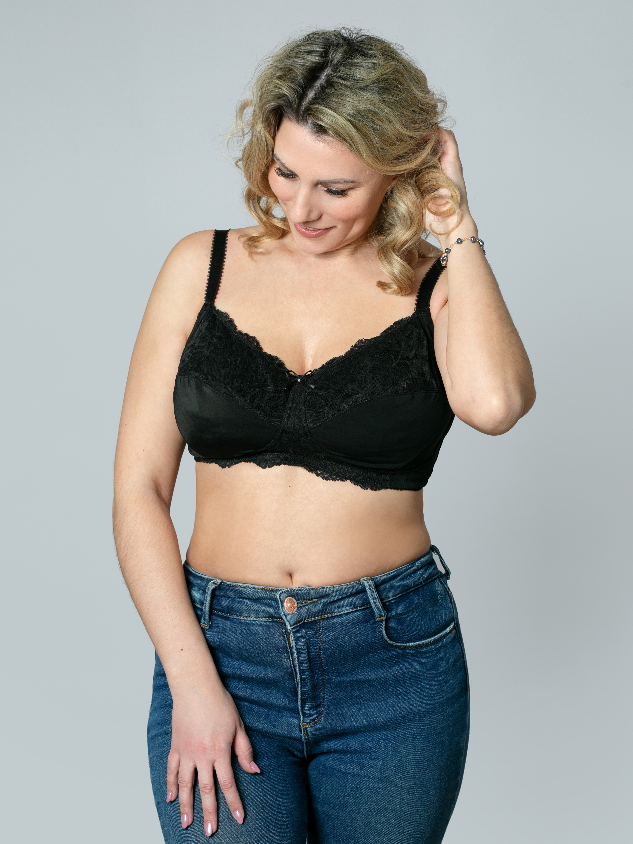 Ортопедическое нижнее бельё на модели, на сером фоне. Предметная, рекламная фотосъёмка в Орле. Предметный фотограф в Орле