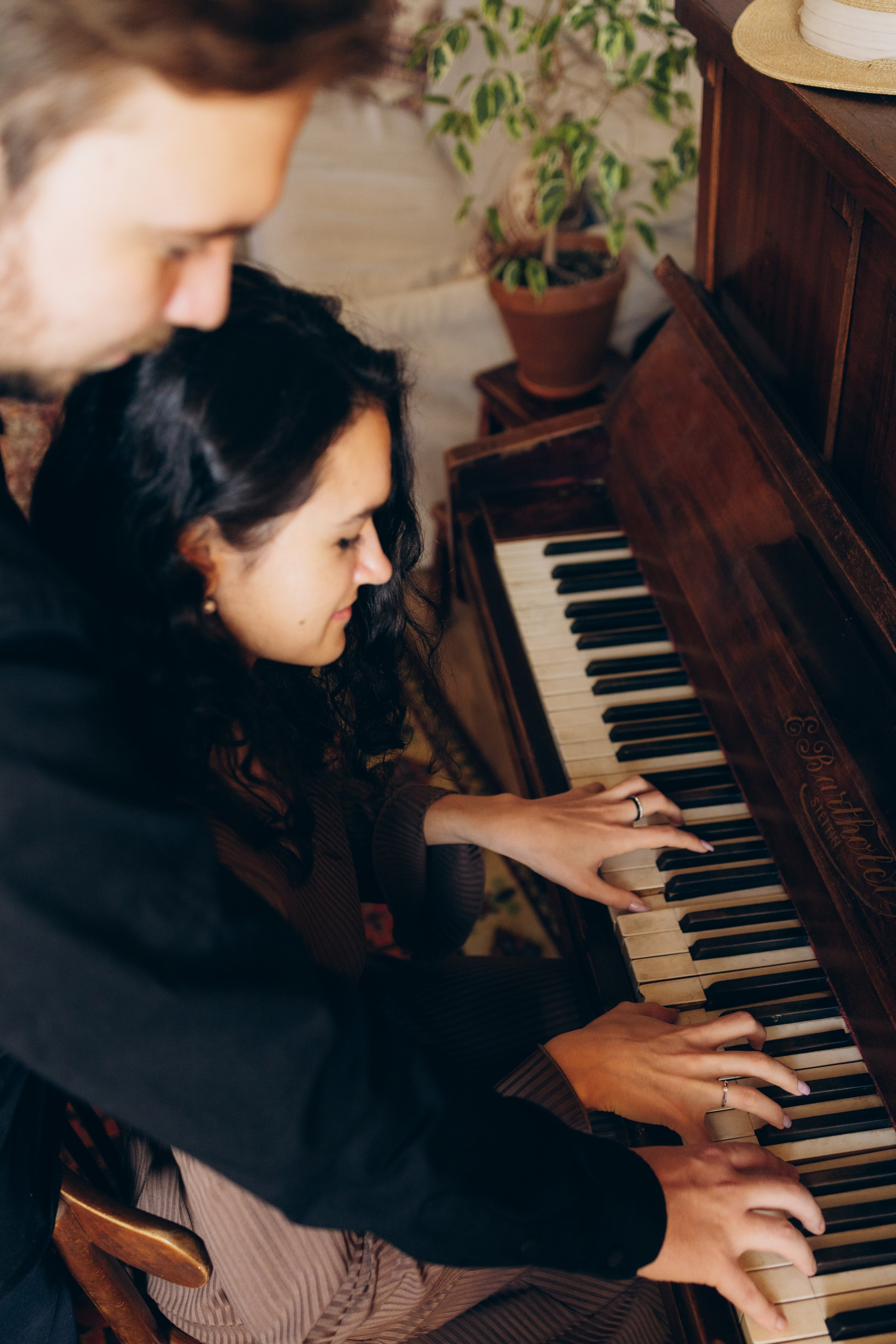 девушка играет на фортепиано а парень любуется ею и немного подыгрывает 