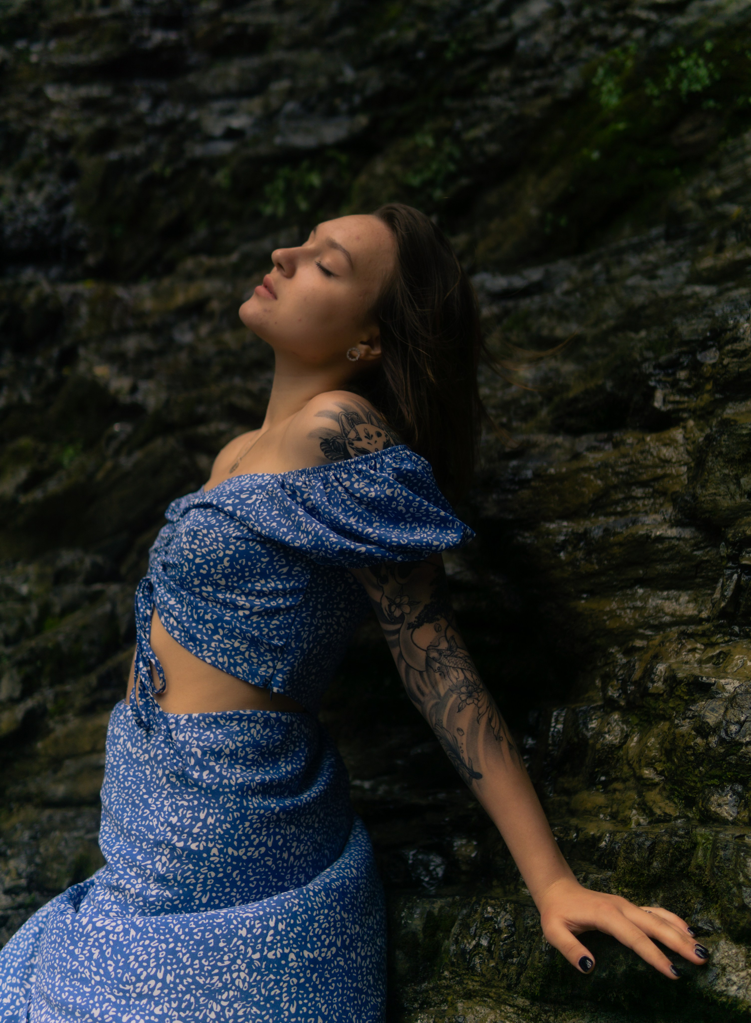 Алина на водопаде. Главная