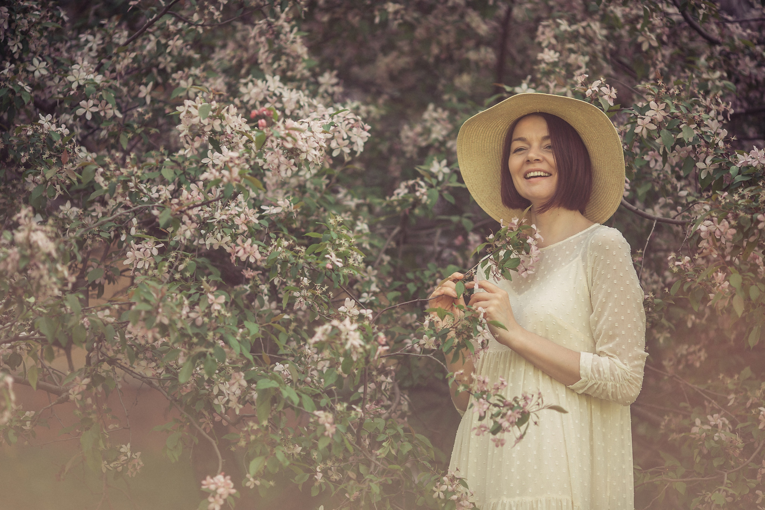 Настя в цветущем саду. Фотограф в Москве Наталья Спиридонова