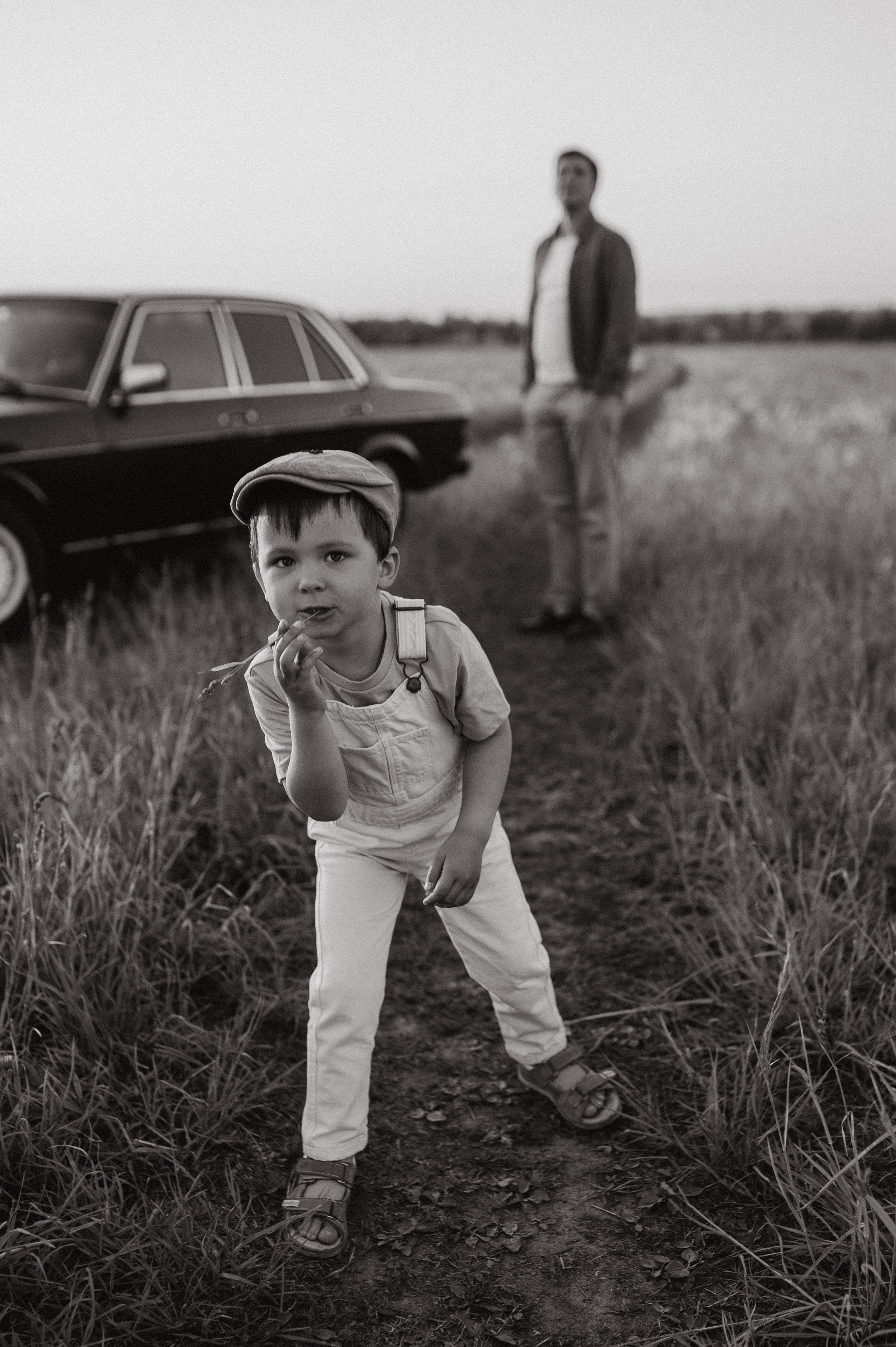 С машиной. Семейный фотограф Нагорнова Виктория
