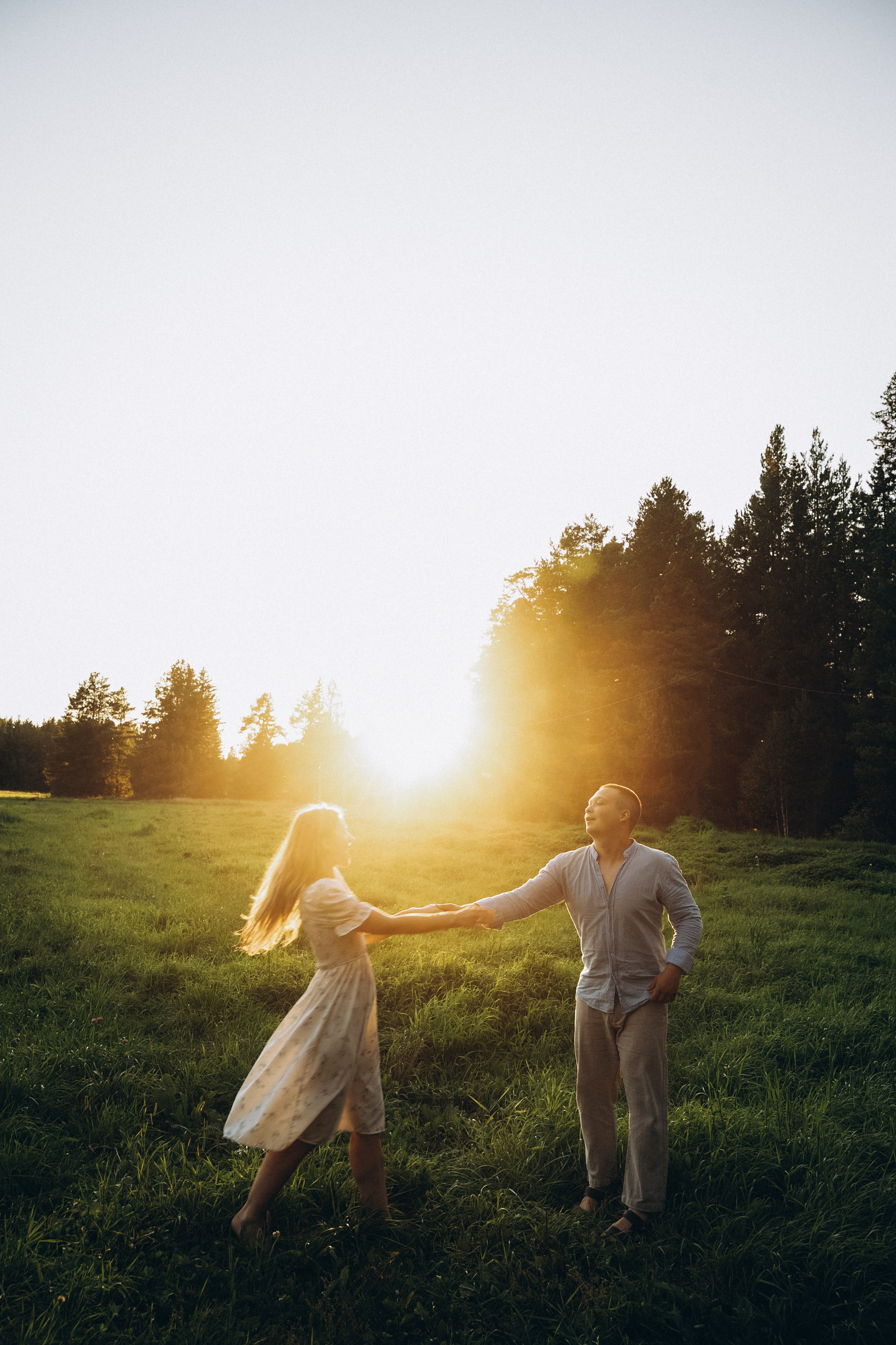 Целоваться в траве. Семейный свадебный фотограф Екатеринбург Первоуральск Шарнина Алёна