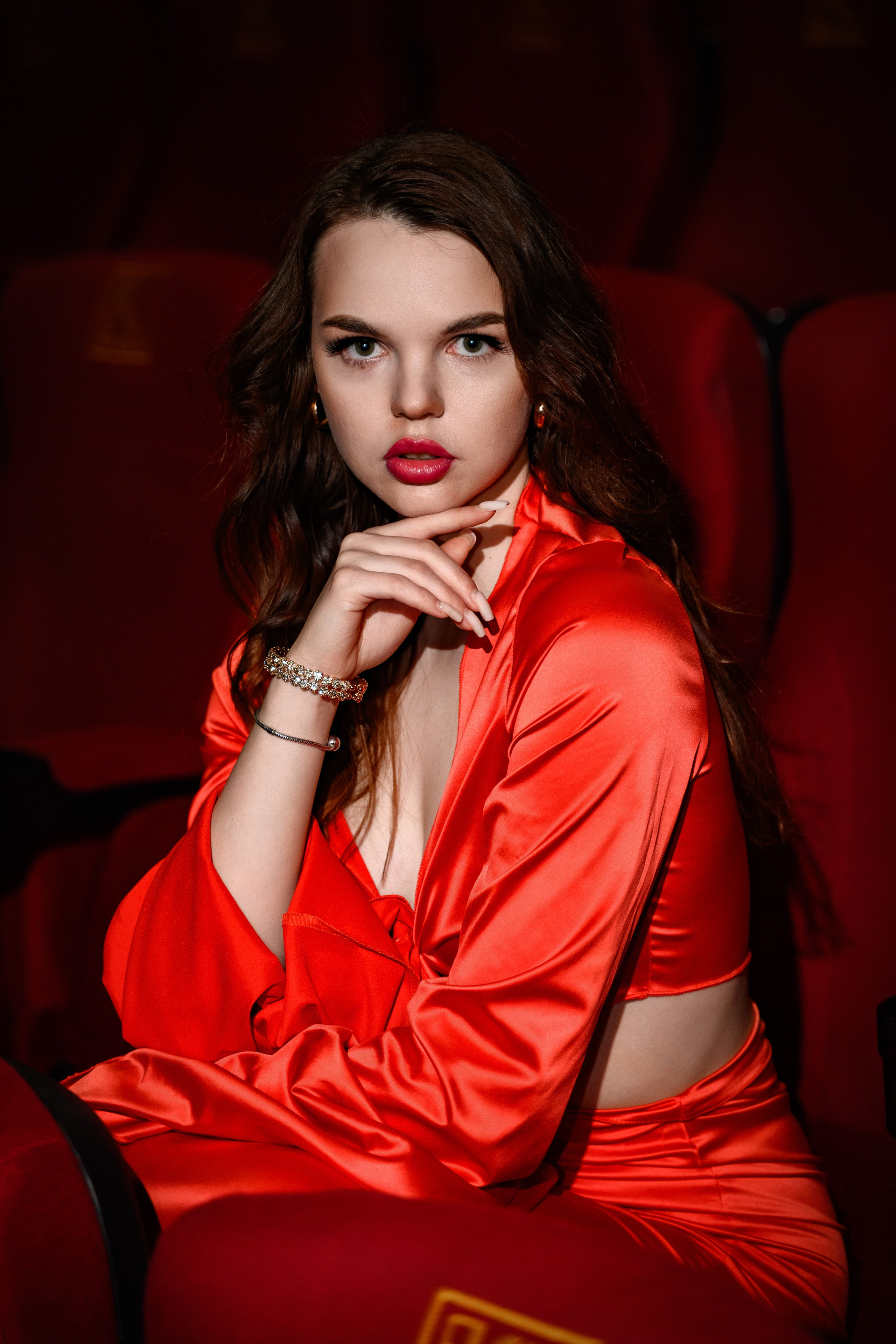 Фотосессия для девушки в кинотеатре в красном платье.