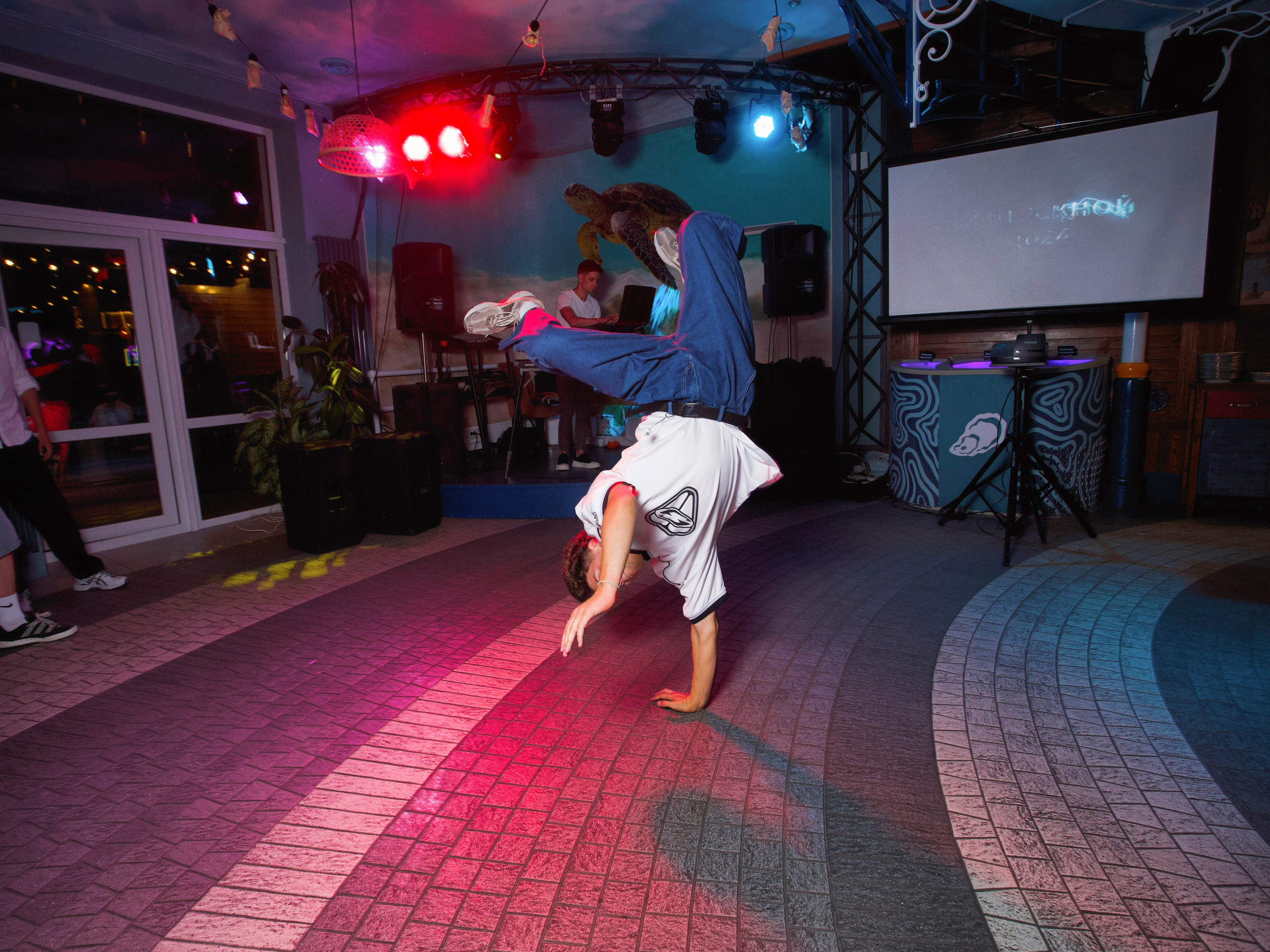 ВЫПУСКНОЙ «КОКОМО» 27.06.24. Репортажный фотограф Анапа