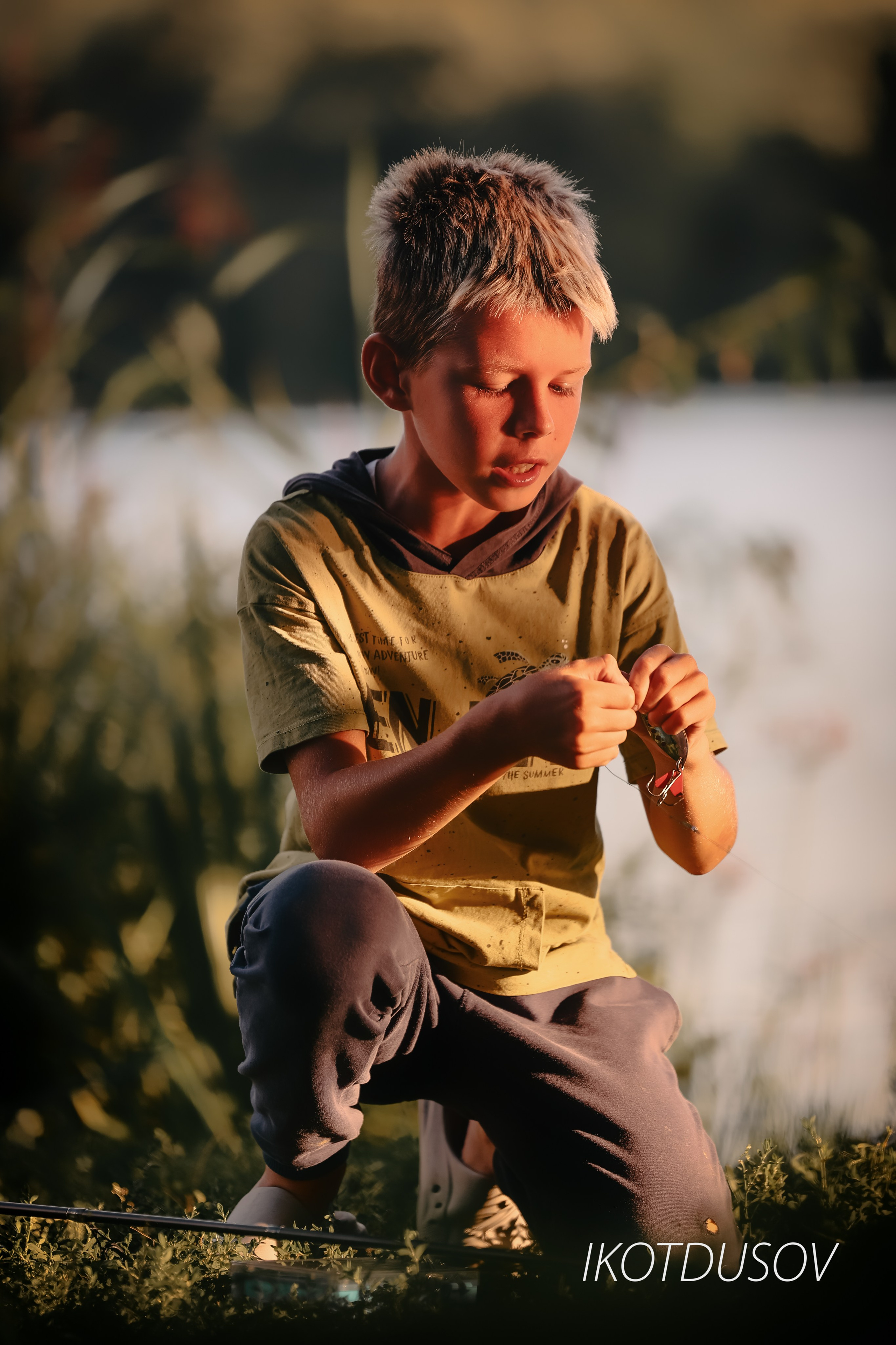 Фотограф Илнар Котдусов -портрет мальчика с крючком от рыболовной удочки.