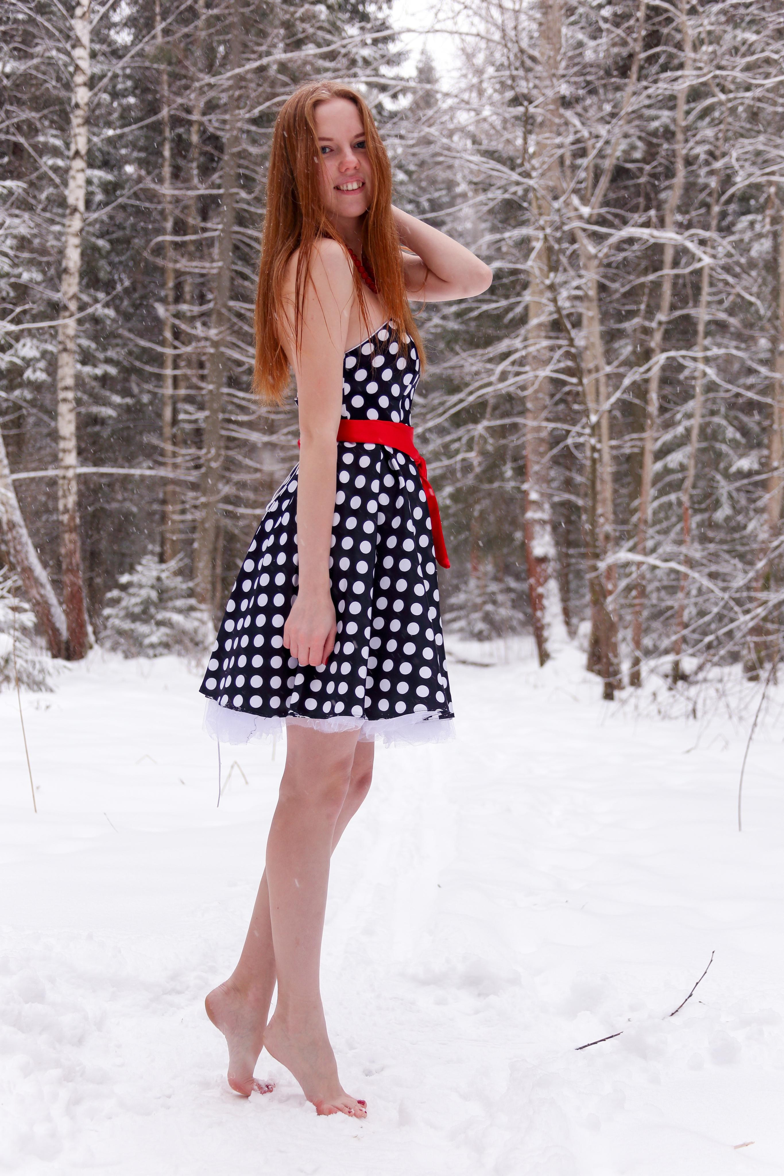 Света босиком на снегу. Фотограф Пермь. Фотосессия в фотостудии Перми и на свежем воздухе