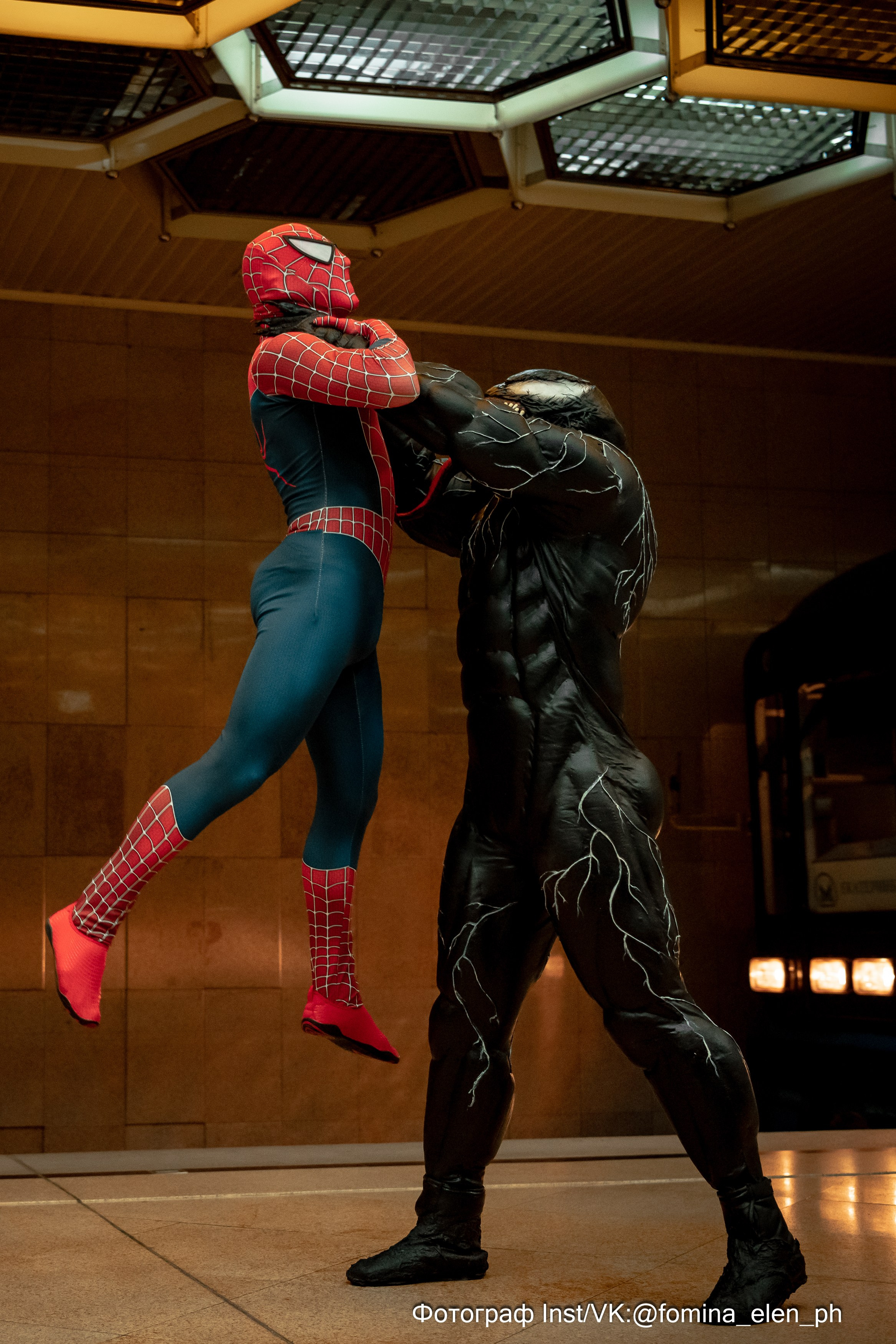 Человек паук и Веном в метро ЕКБ. Фомина Елена Свадебный и семейный фотограф