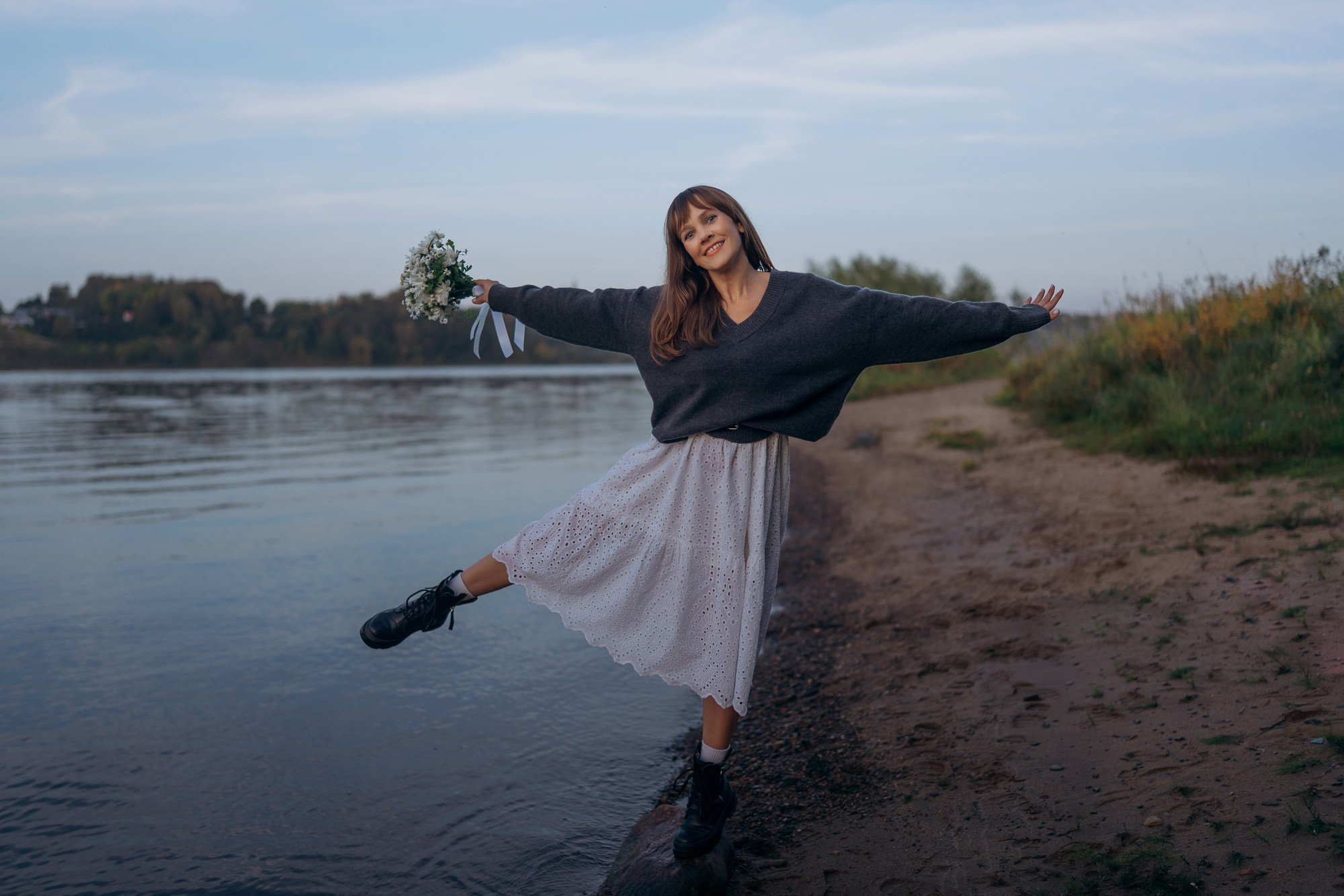 Индивидуальная летняя фотосессия на берегу реки. Свадебный и репортажный фотограф в Ярославле Евгений Сальников