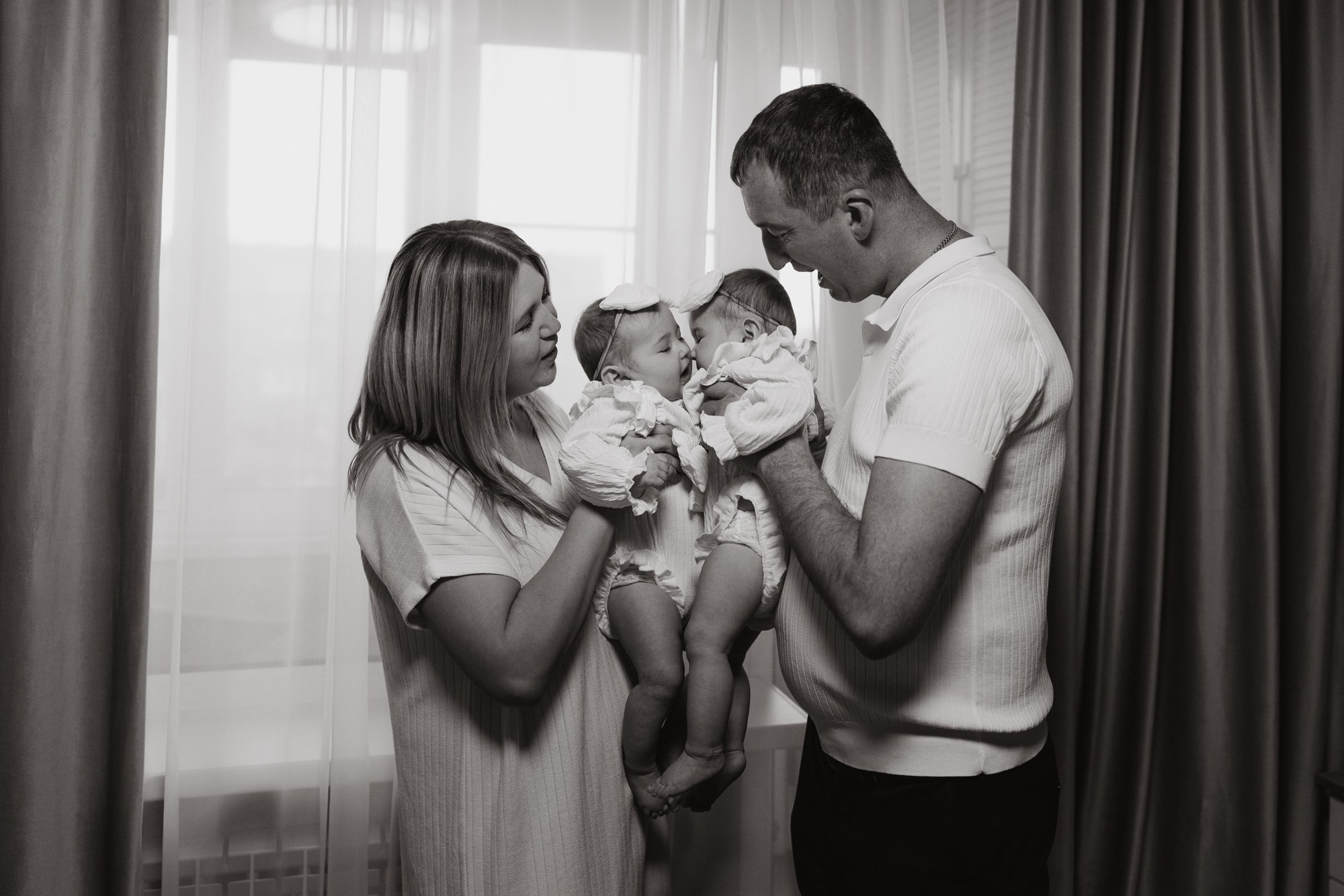 Семейная фотосессия с двойняшками в квартире. Свадебный и репортажный фотограф в Ярославле Евгений Сальников