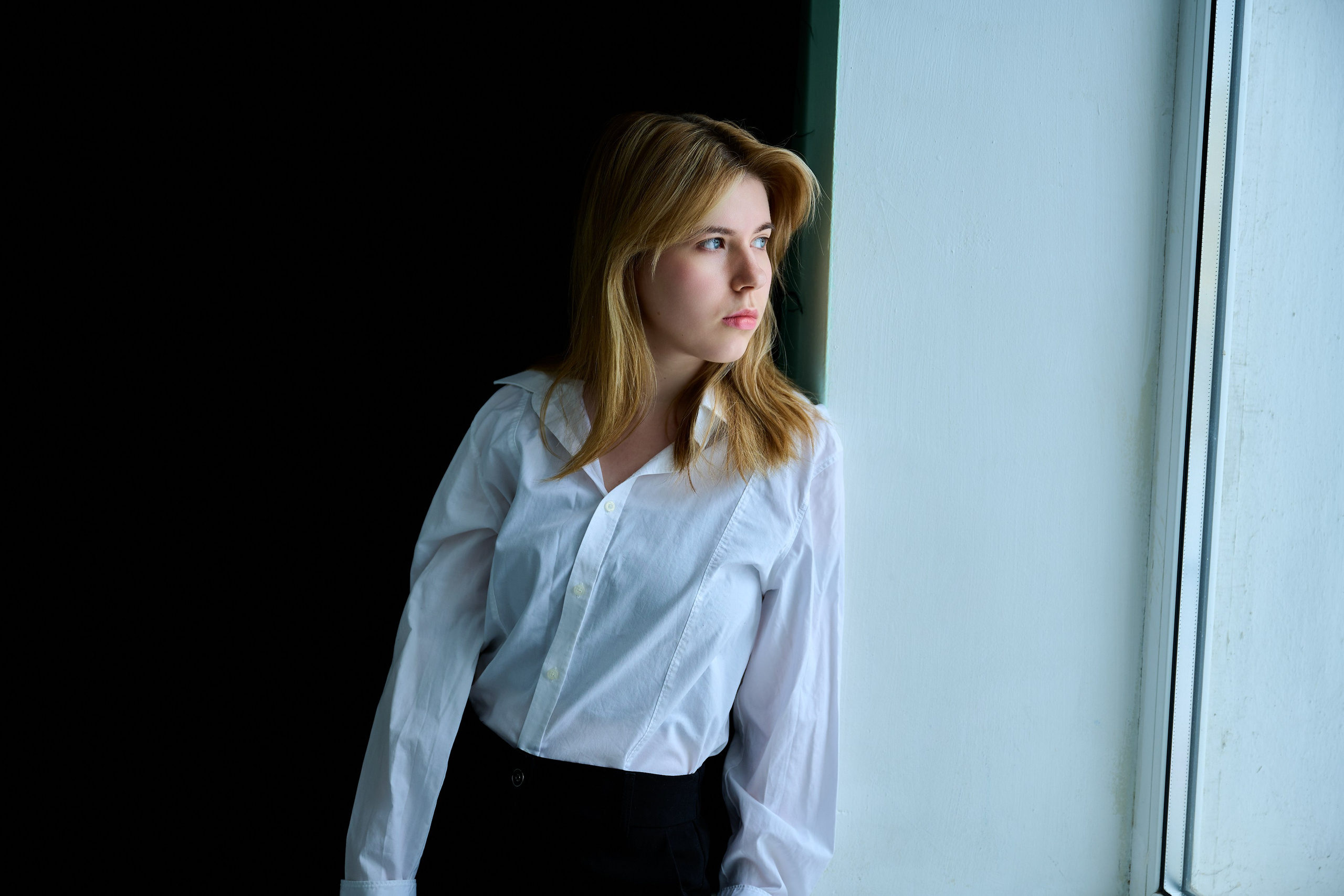 Тихая женская фотография — съёмка без ролей и позирования, где важнее состояние, чем образ