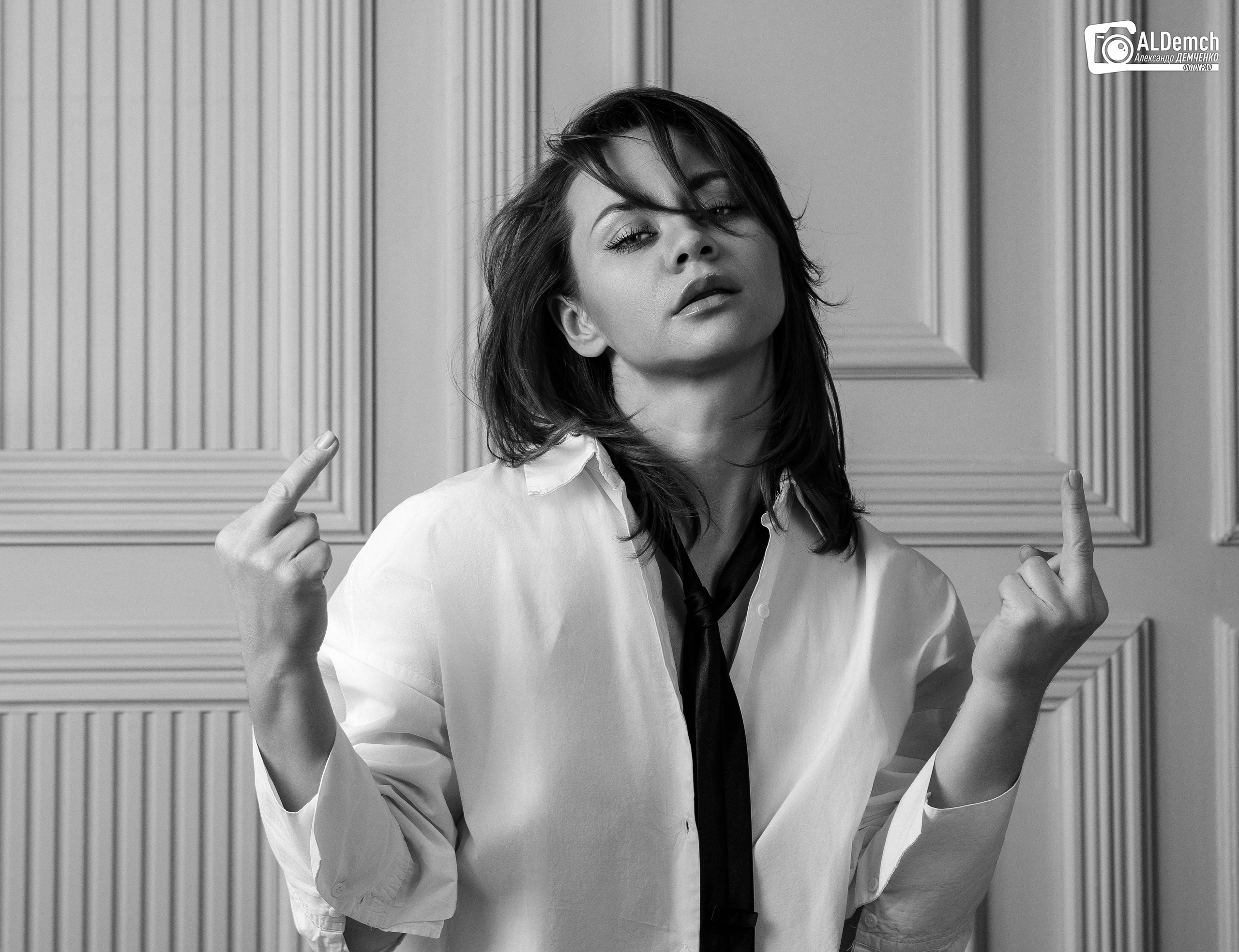 Фотосессия в фотостудии в Москве девушки в белой рубашке