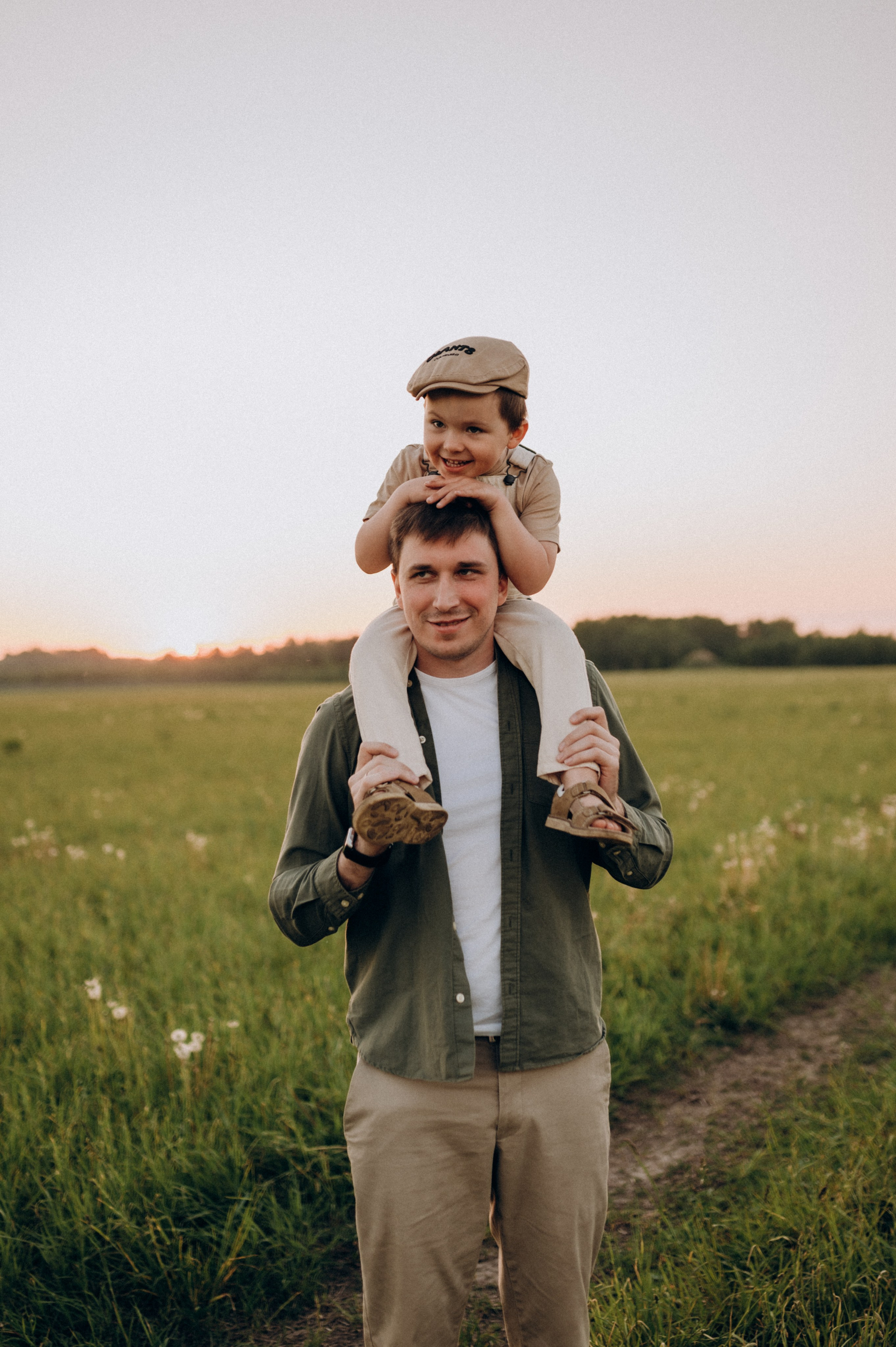 С машиной. Семейный фотограф Нагорнова Виктория