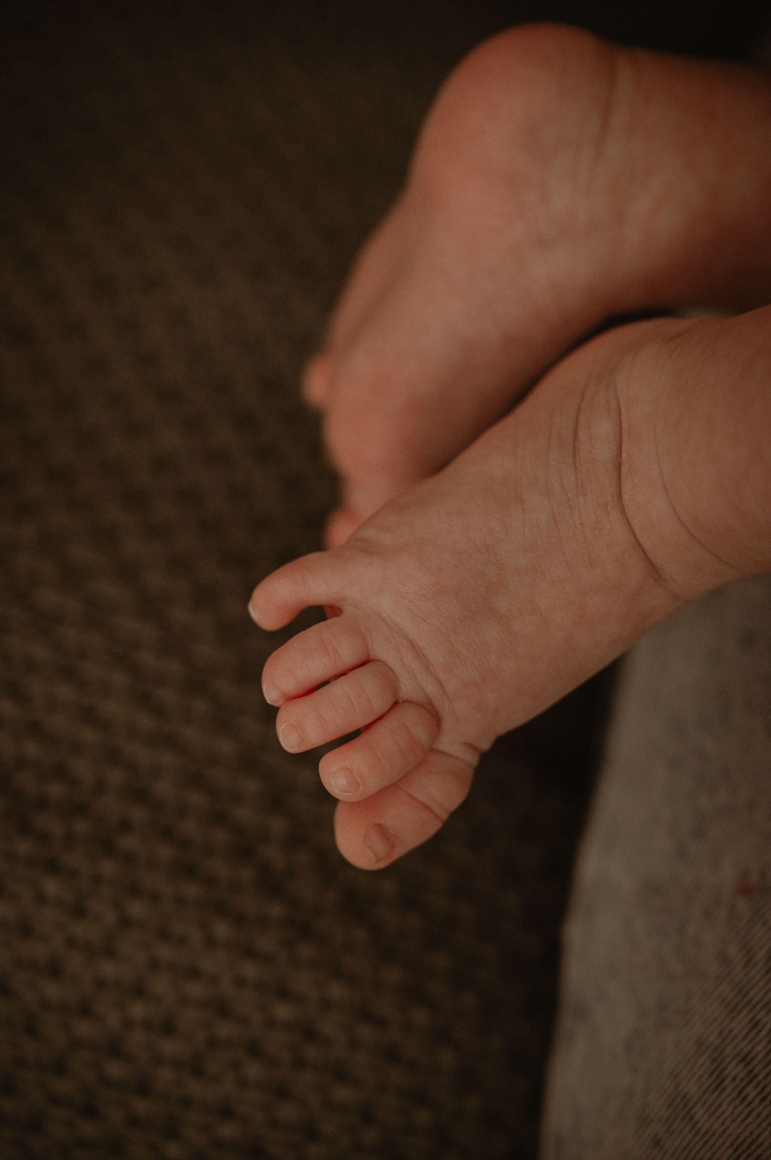 Малышка Зои с мамой и бабушками. Фотограф беременности и семьи, домашние съемки, Ньюборн