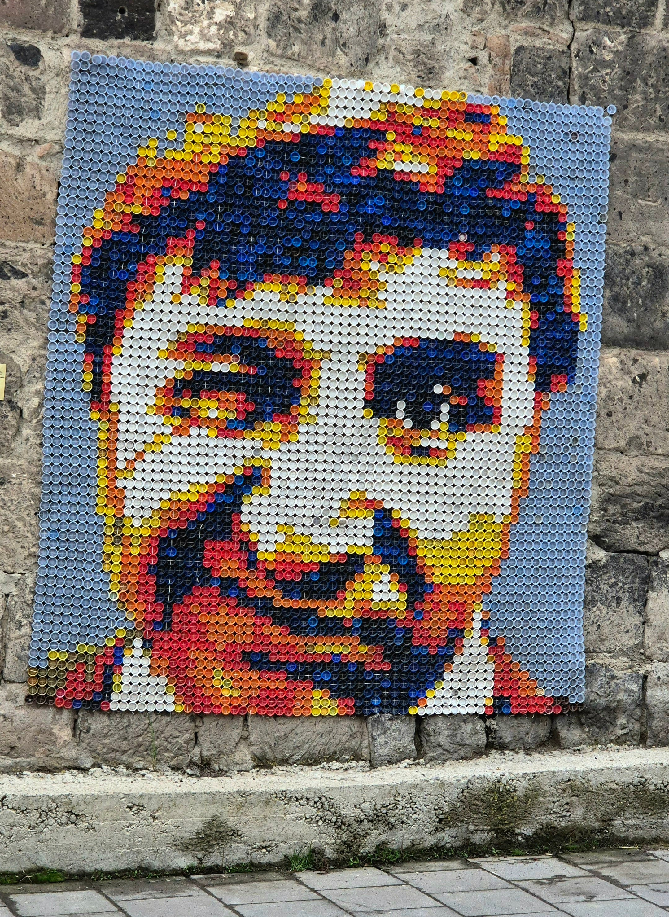 Мозаика на стене из бутылочных пробок