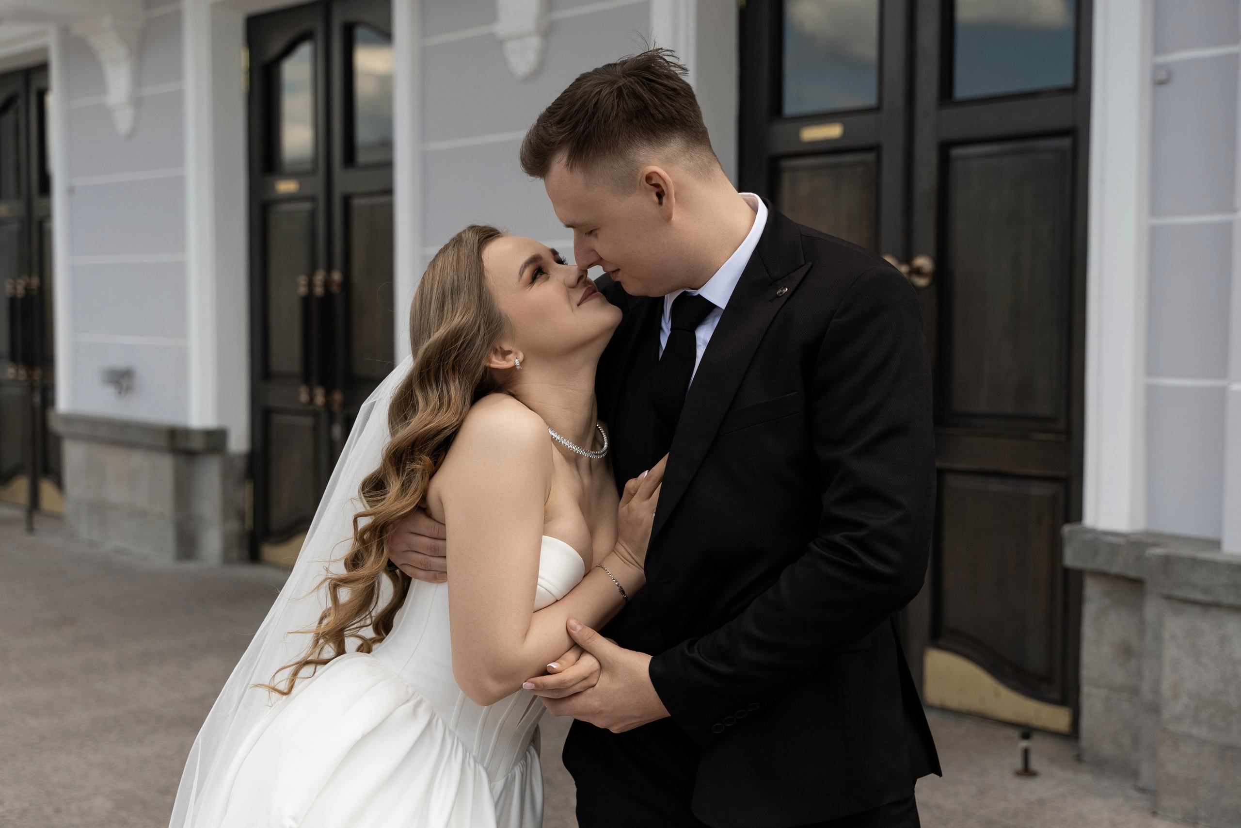 Свадебная фотосессия в Екатеринбурге, фотосессия у Оперного театра, сборы в отеле. Фотограф Татьяна Мамонтова