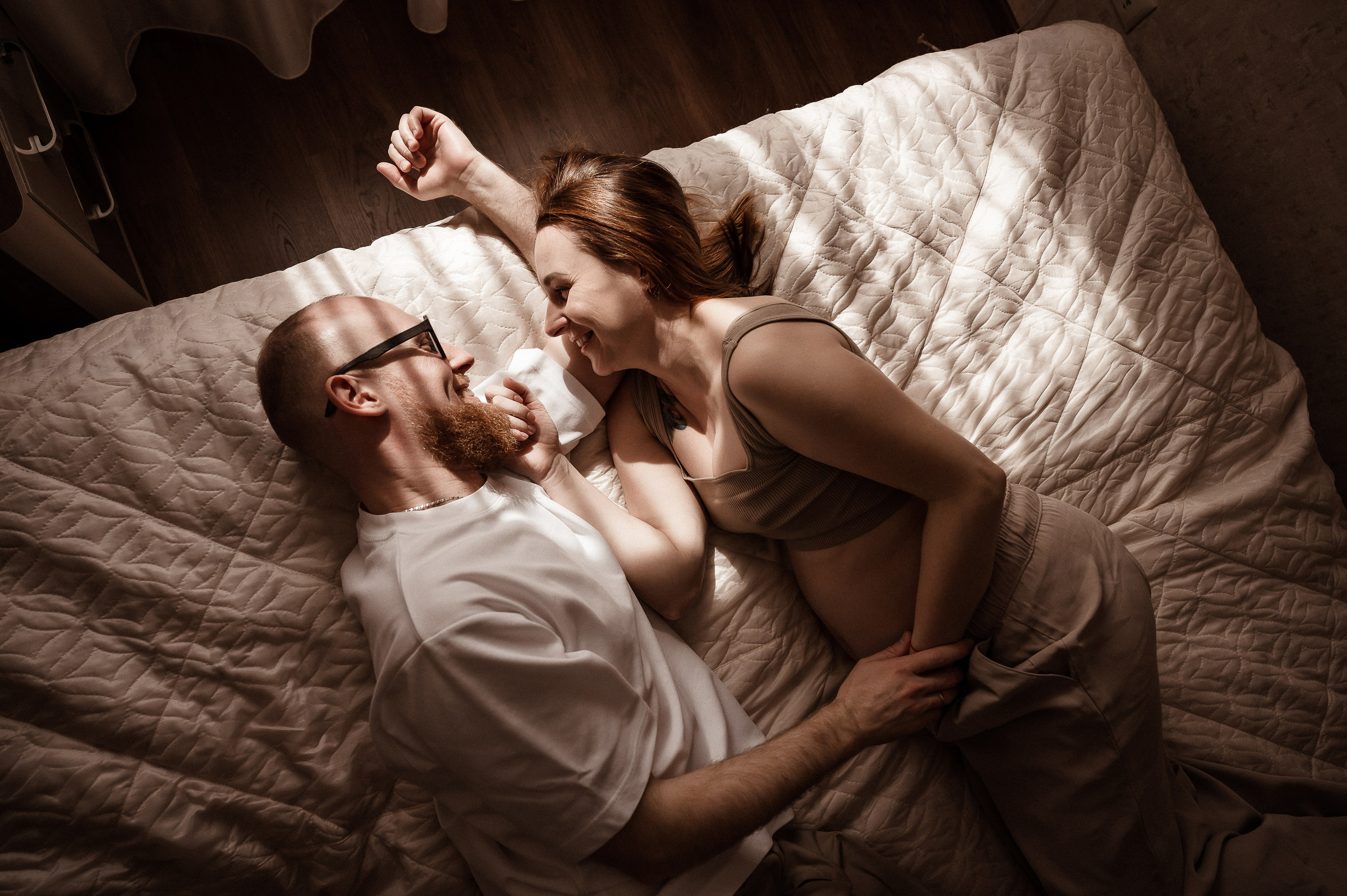 Домашняя фотосессия, съемка беременности дома, фотосессия беременности, беременность, идеи для съемки беременности дома, образ на фотосессию беременности, позы для беременной съемки, съемка деталей, семейный фотограф в Нижнем Новгороде, беременная фотосессия в Нижнем Новгороде, фотограф беременности в Нижнем Новгород