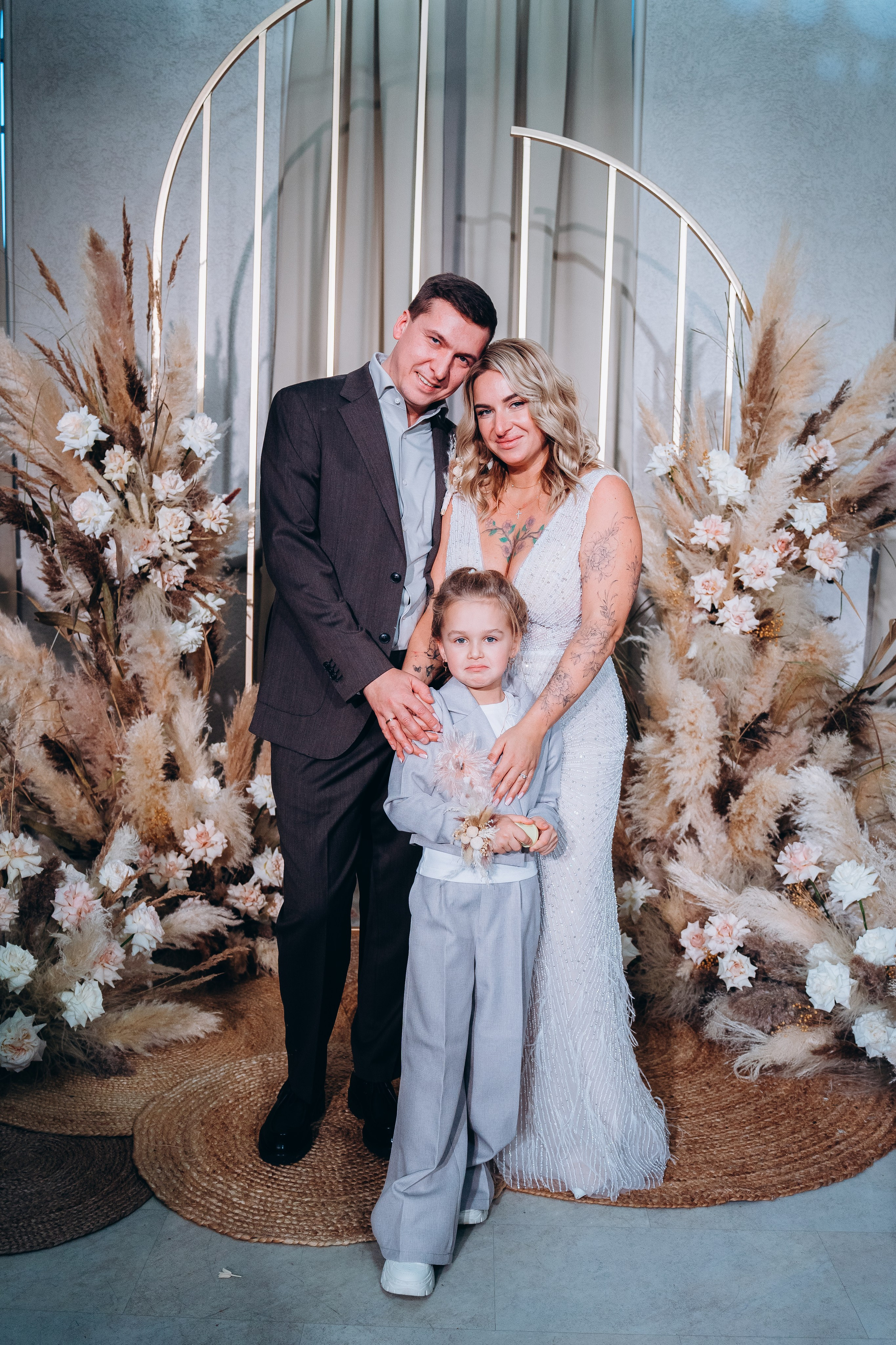 Пара танцует первый танец на свадьбе — динамичные и трогательные кадры профессионального свадебного фотографа в Москве.