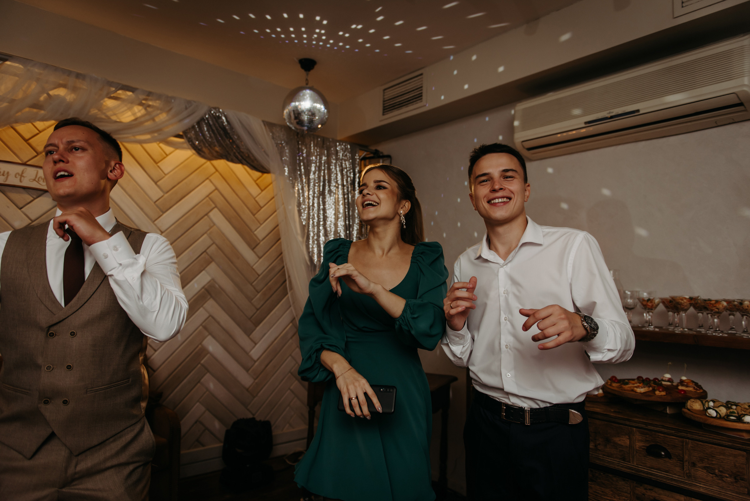 свадебный банкет в ресторане весенний