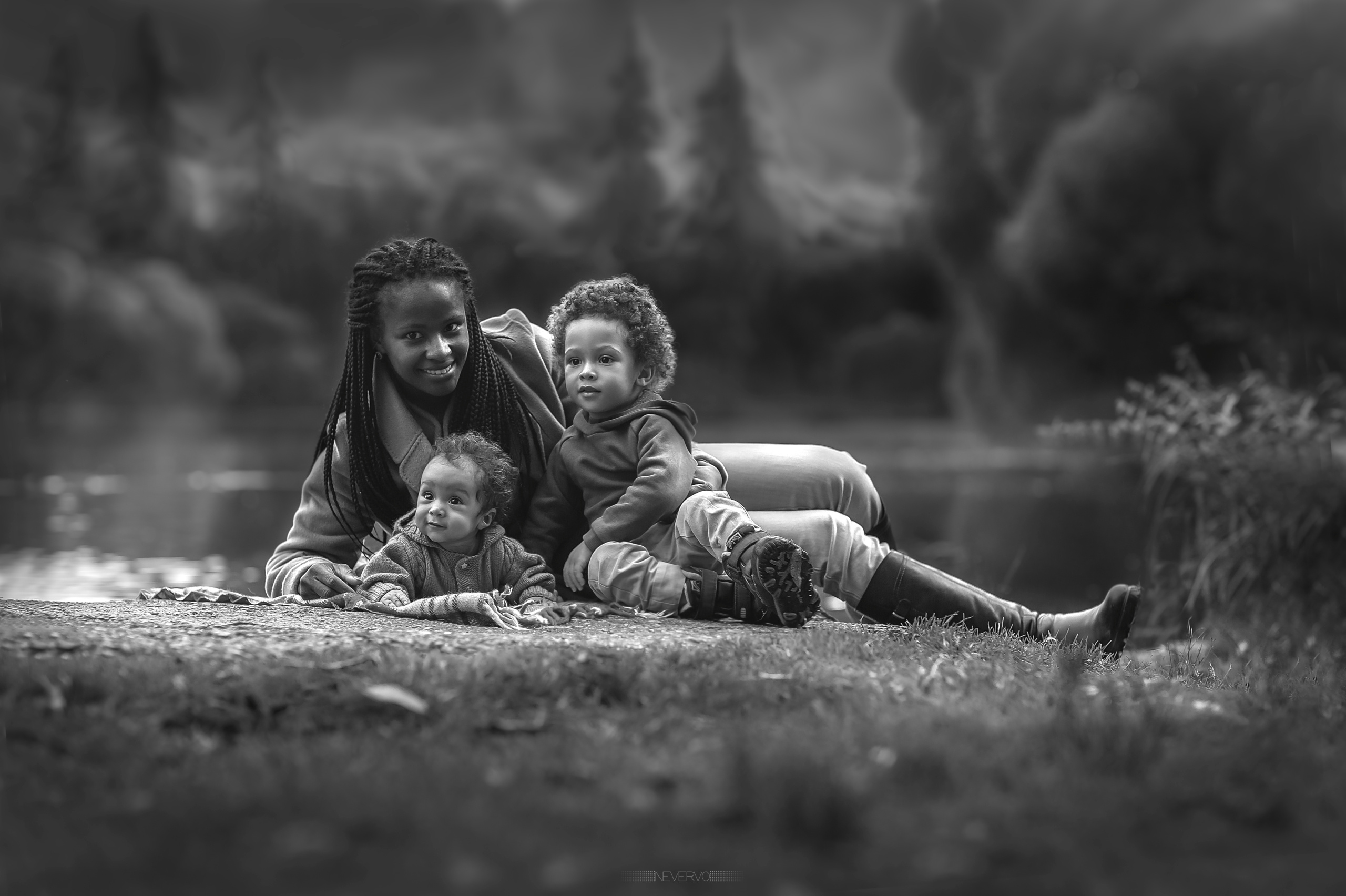 Черно-белая фотосъемка. B&W съемка в Москве. ЧБ фотограф Олег Голишник. Арт-фотограф Олег Голишников. Творческая мастерская