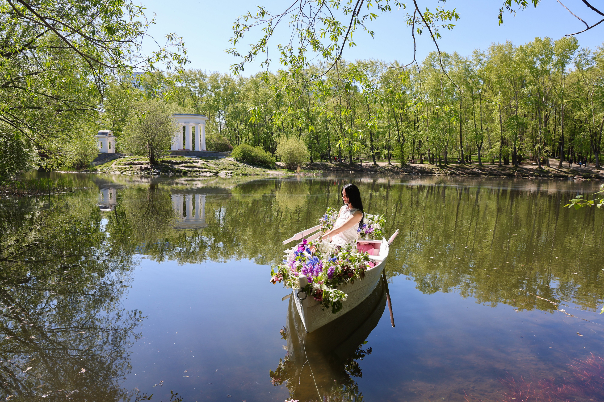 Фотосессия в лодке, лодка, озеро, платье, книга, шляпа, зонт, перчатки, весла, лето. Свадебный, семейный, женский и детский фотограф из Екатеринбурга