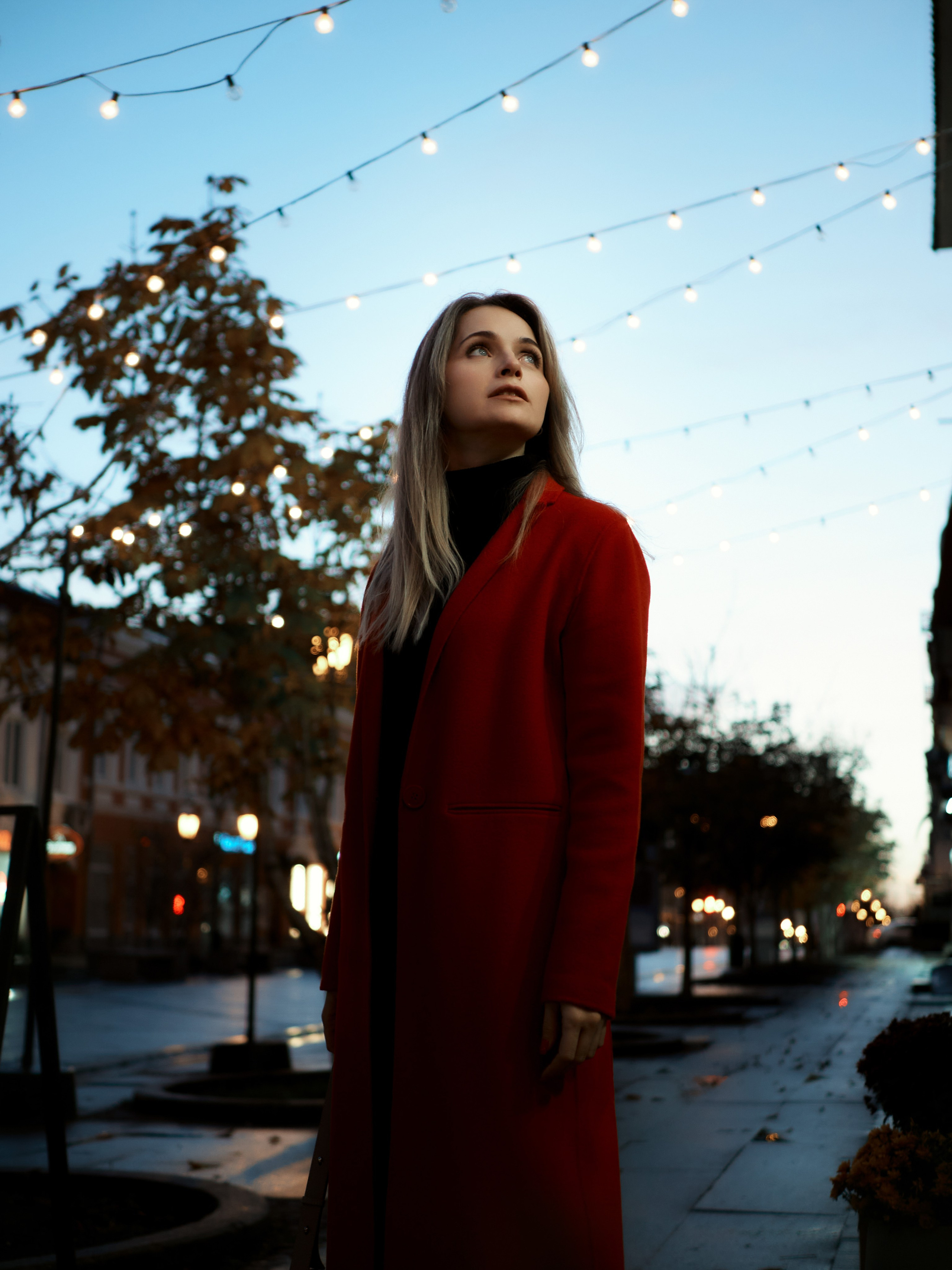 Олеся. Девушка в красном пальто смотрит на витрину