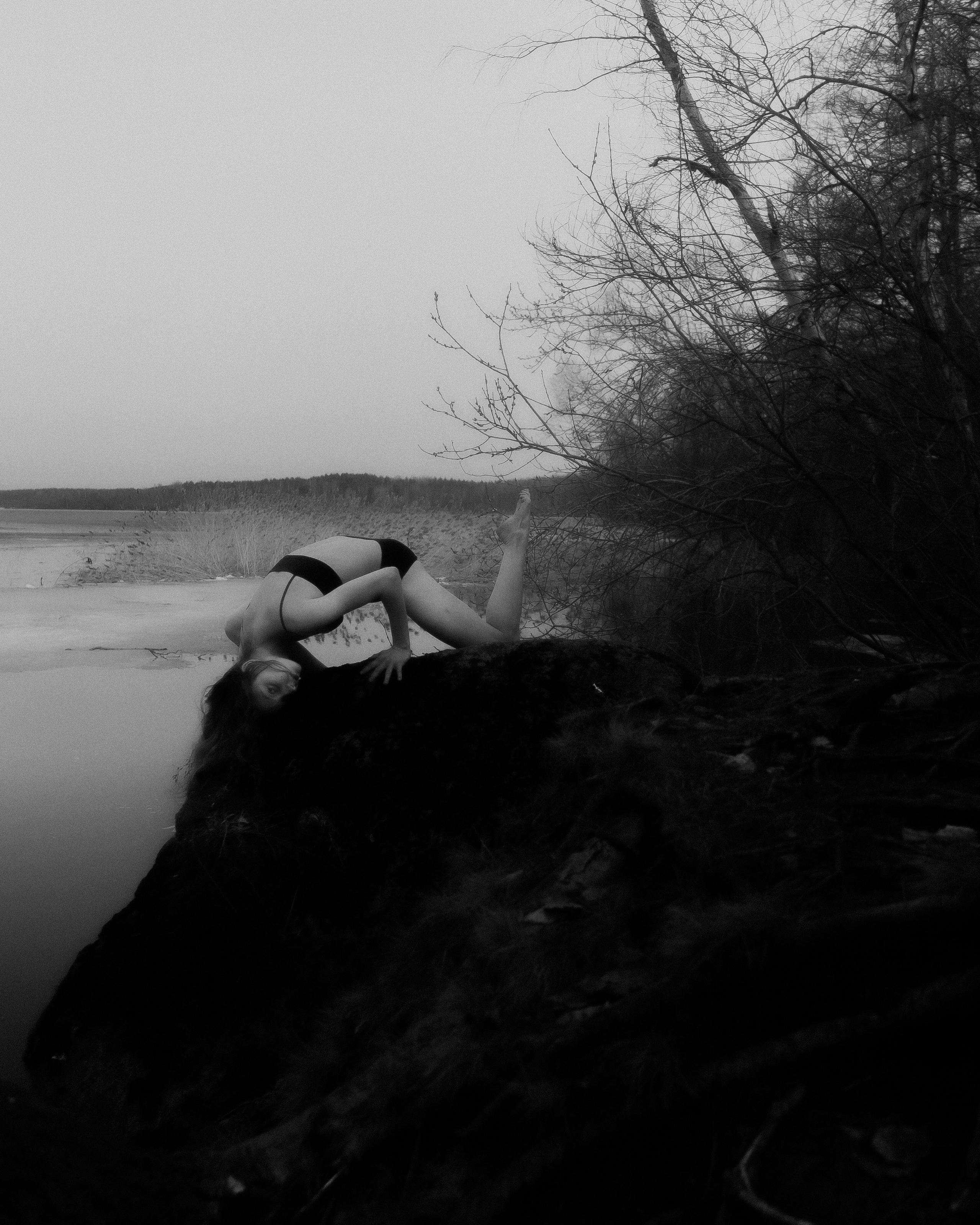 Пластика тела в лучах света, будуарная фотосессия в лесу, чёрно-белая эстетика