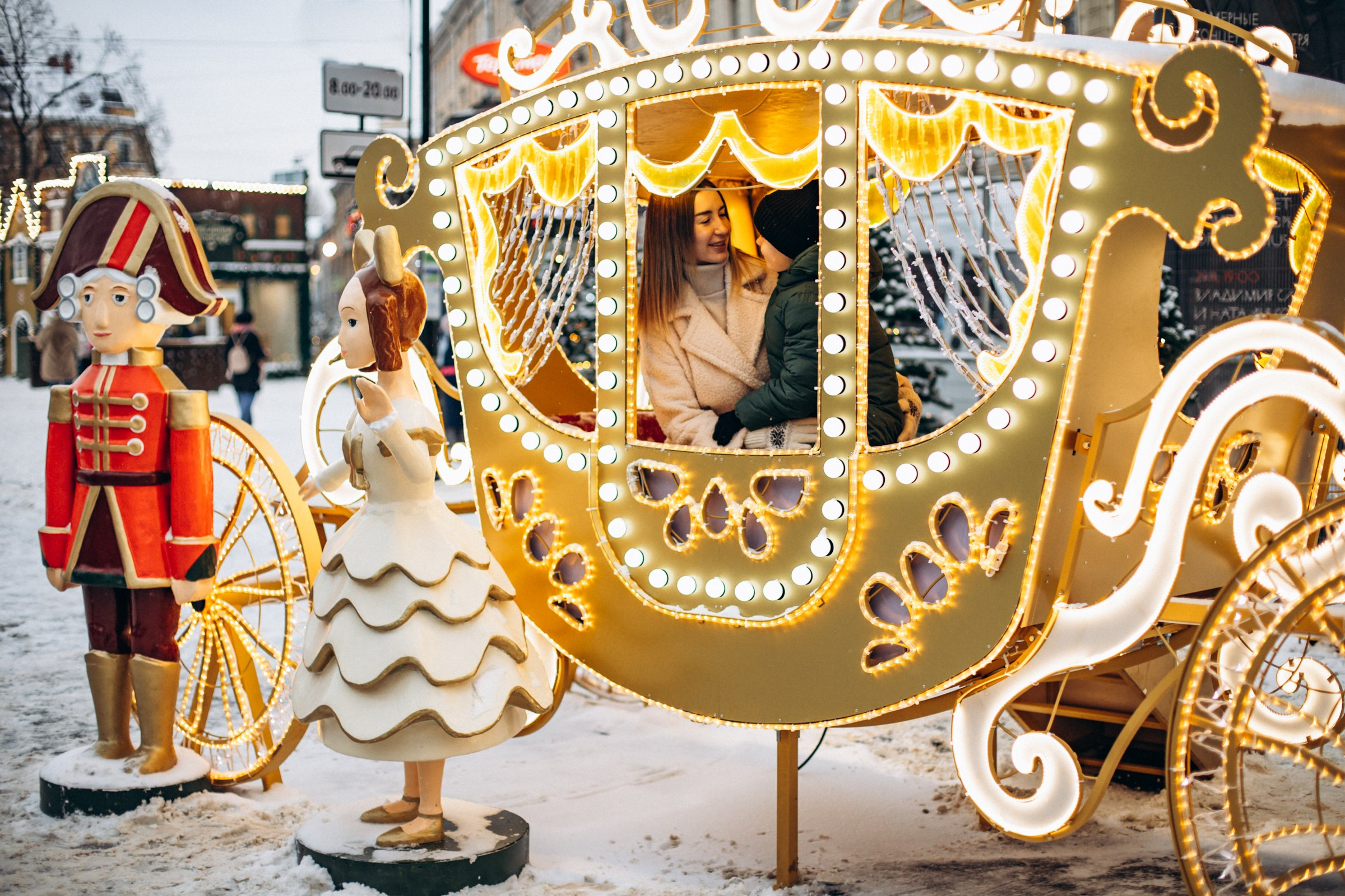 Оксана с сыном в декабре. Фотопрогулка в Петербурге. Индивидуальный и семейный фотограф в Санкт-Петербурге